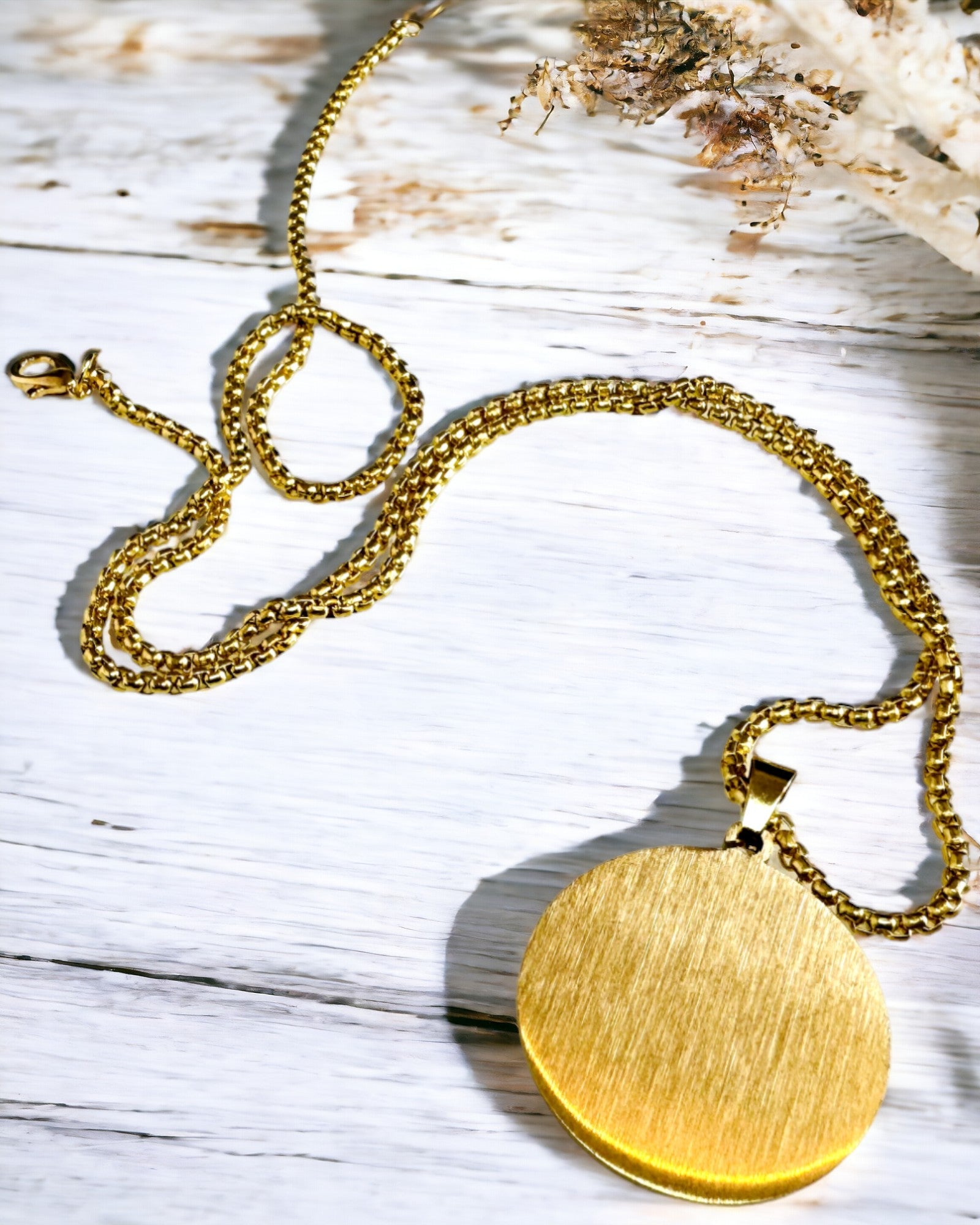 Přívěsek "Urban Elegance" – Kulatá Medaile z Nerezové Oceli ve Dvou Barvách s Možností Personalizace