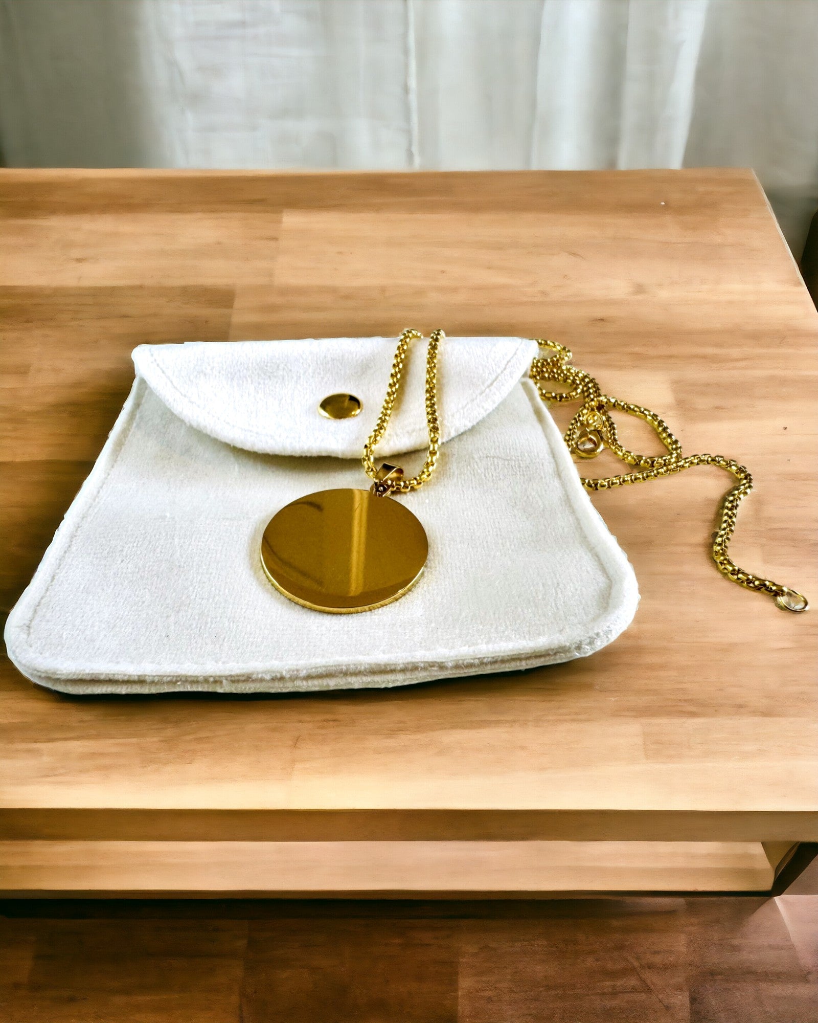 Přívěsek "Urban Elegance" – Kulatá Medaile z Nerezové Oceli ve Dvou Barvách s Možností Personalizace