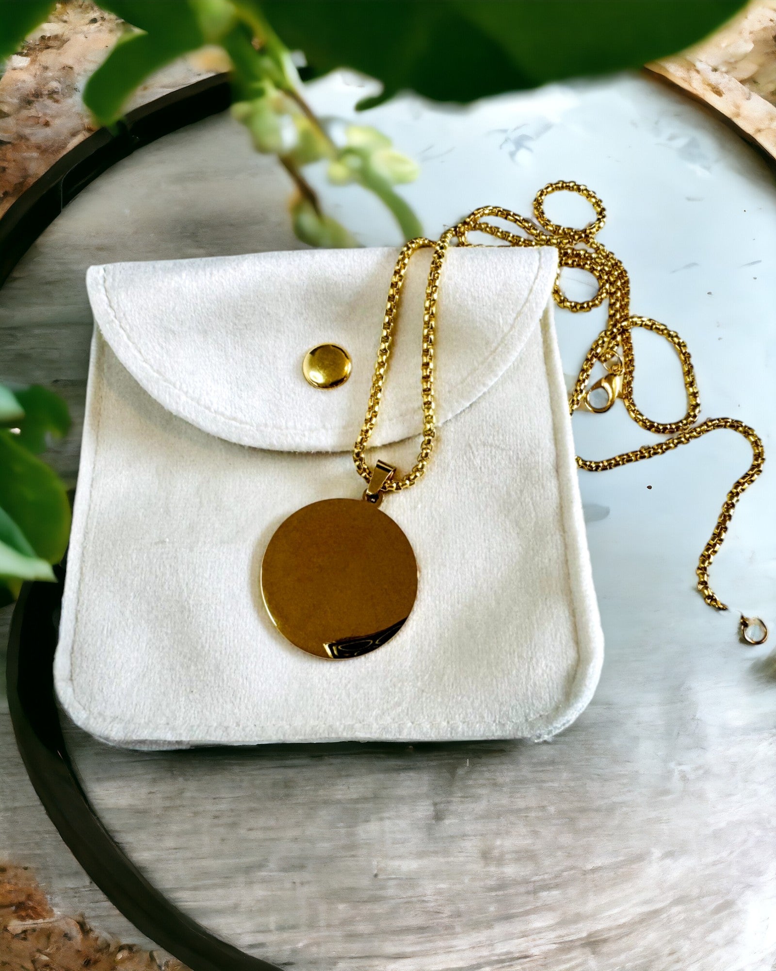 Přívěsek "Urban Elegance" – Kulatá Medaile z Nerezové Oceli ve Dvou Barvách s Možností Personalizace