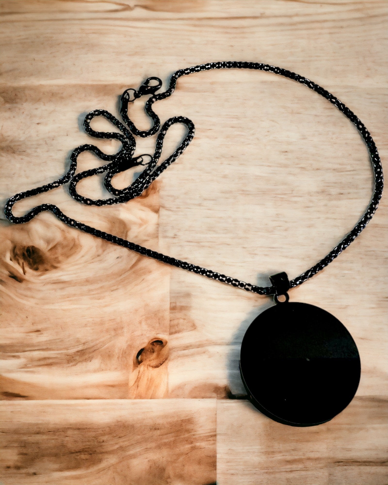 Přívěsek "Urban Elegance" – Kulatá Medaile z Nerezové Oceli ve Dvou Barvách s Možností Personalizace