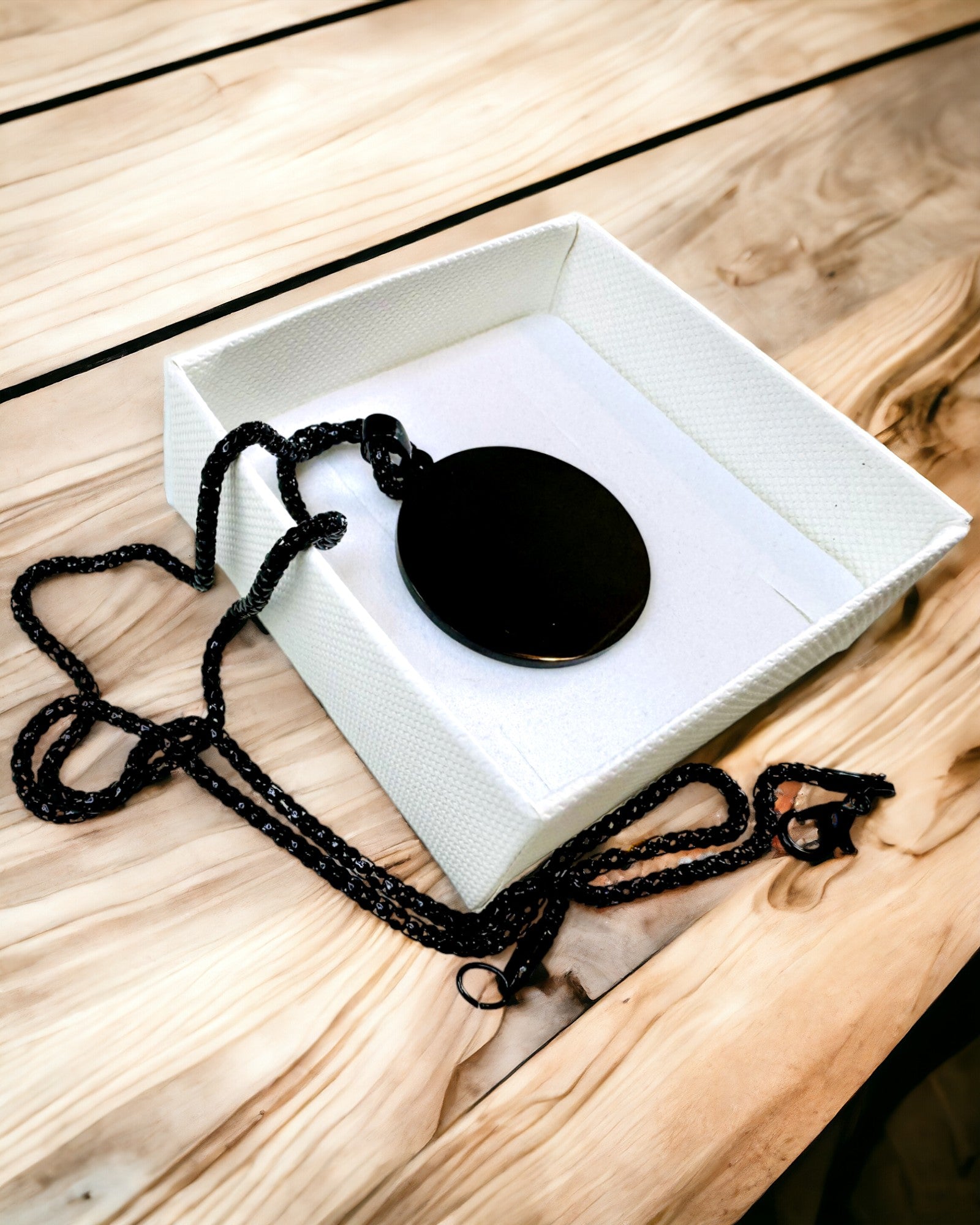 Přívěsek "Urban Elegance" – Kulatá Medaile z Nerezové Oceli ve Dvou Barvách s Možností Personalizace