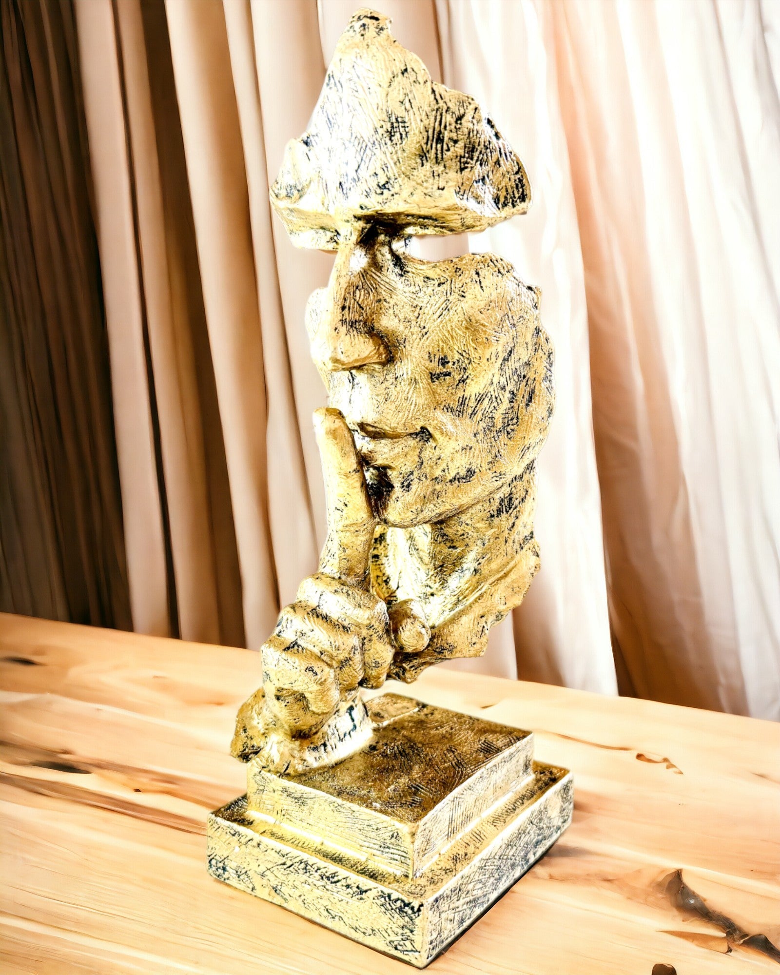 Reflexní muž – Abstraktní socha v moderním stylu