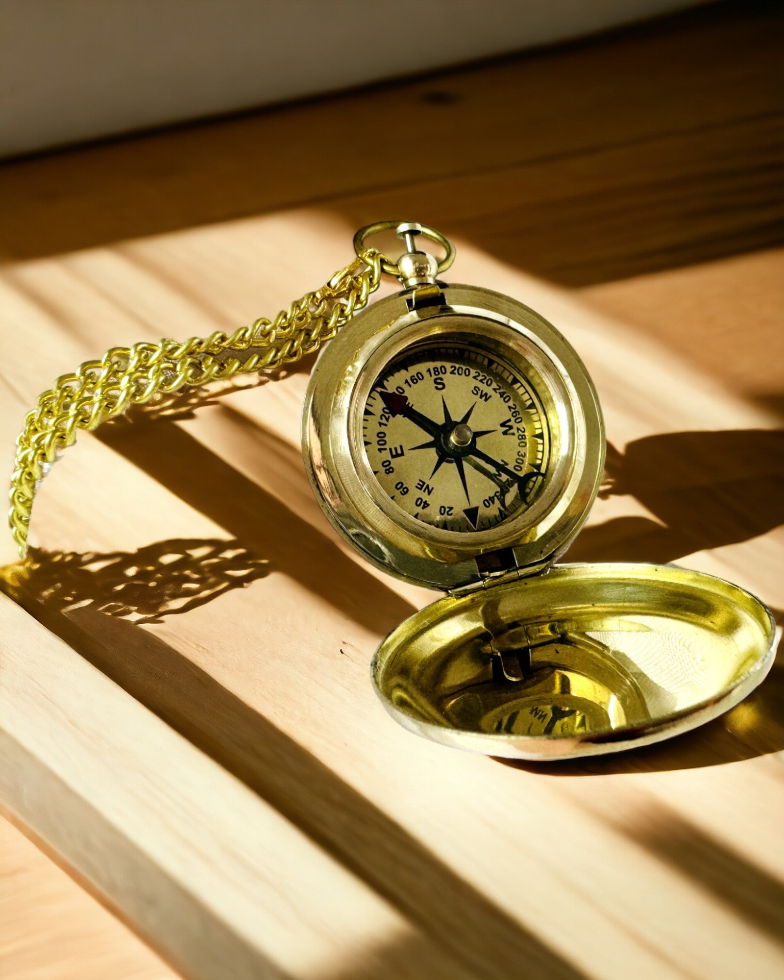 Złotego koloru Kompas Przygoda – Elegancki Nawigator Odkryć