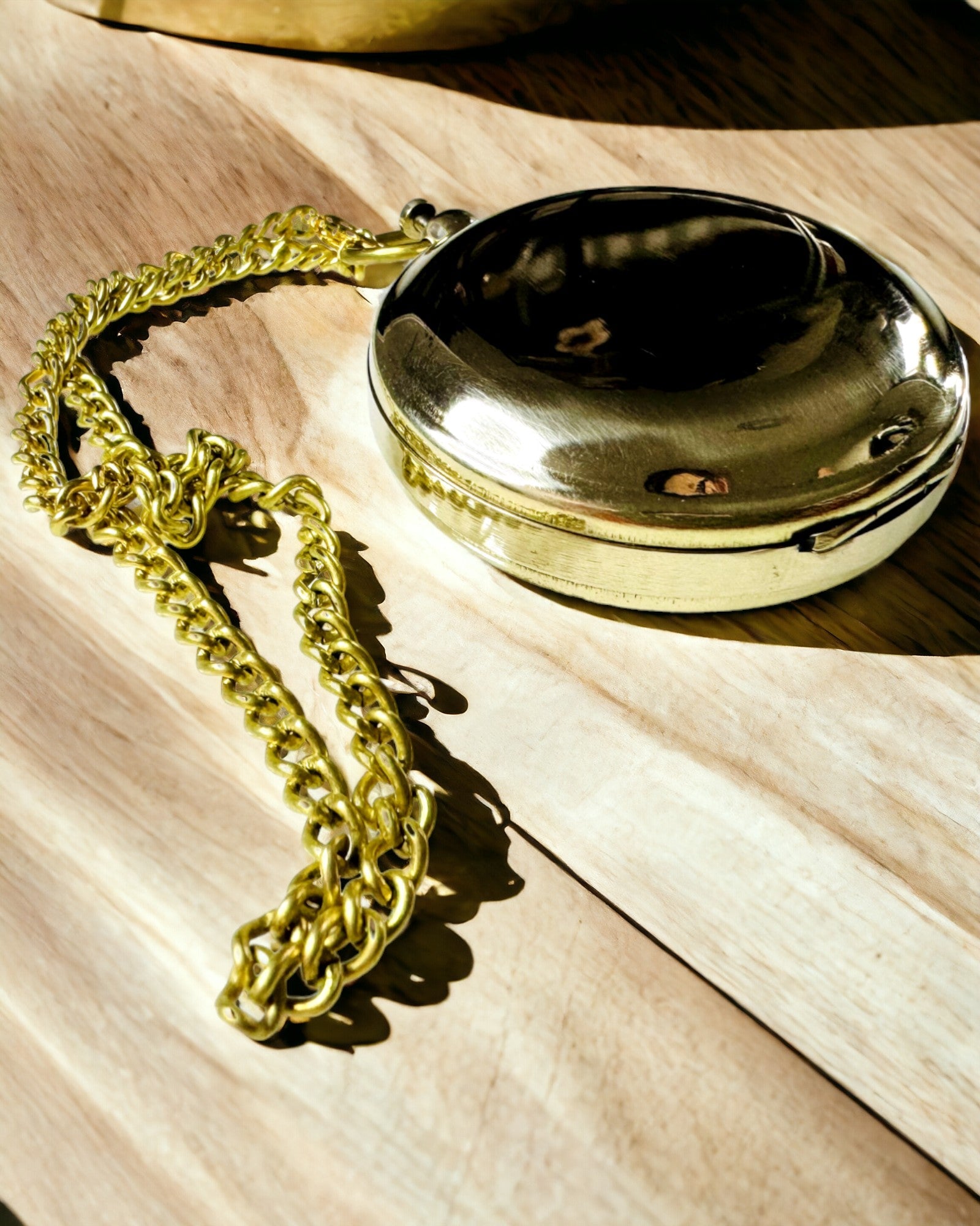 Zlaté barvy Kompas Dobrodružství – Elegantní Navigátor Objevů