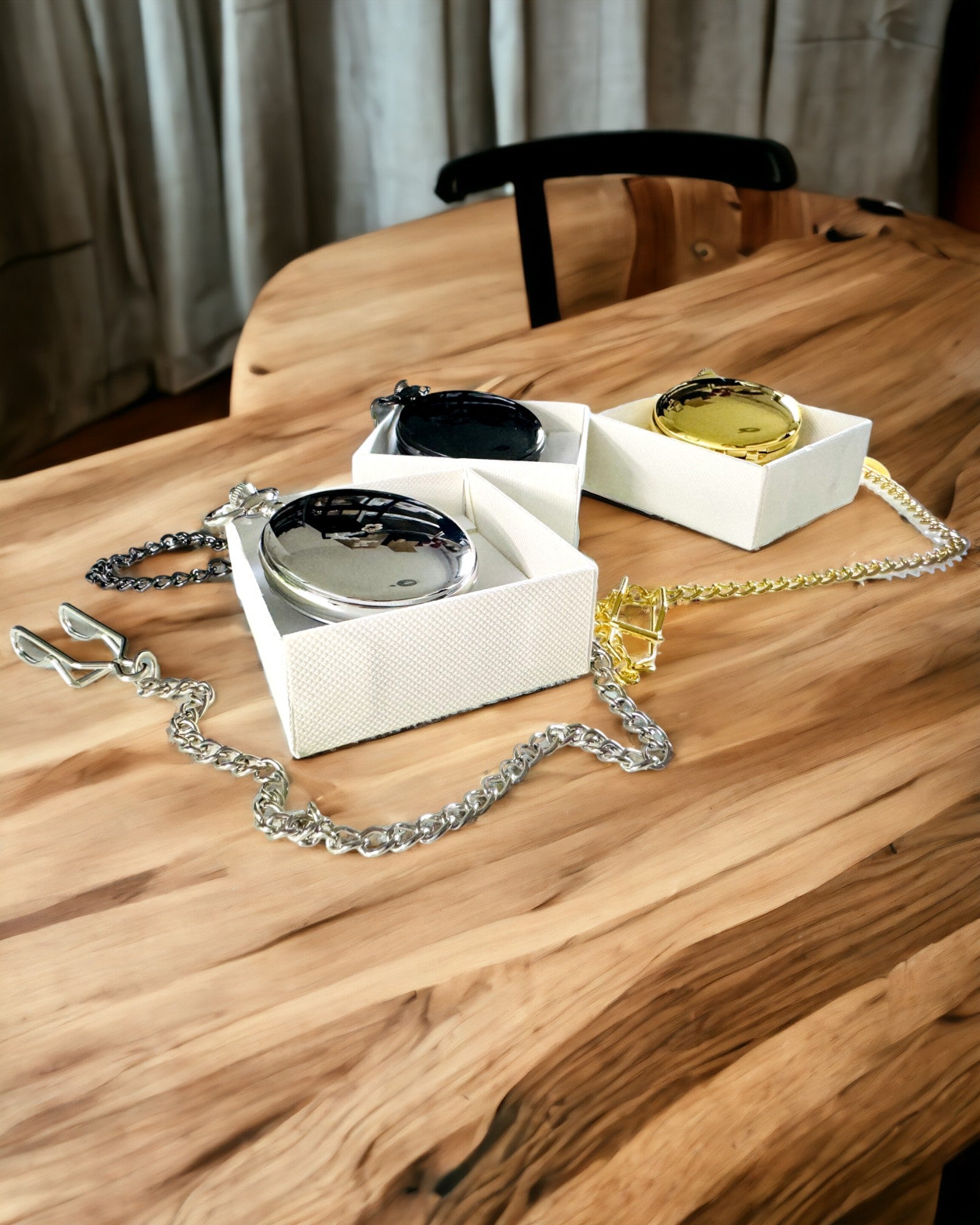 Stříbrné kapesní hodinky s křemenným mechanismem a možností gravírování