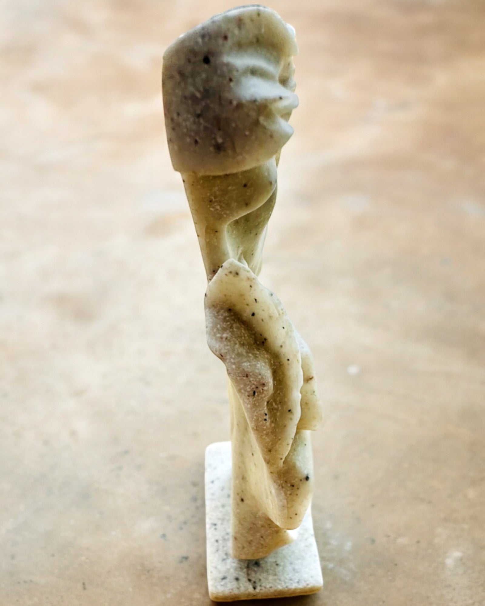 Figurka "Elegancja w Kamieniu" kolor biały - 13.5 cm wysokości, Dekoracyjna z Opcją Grawerowania