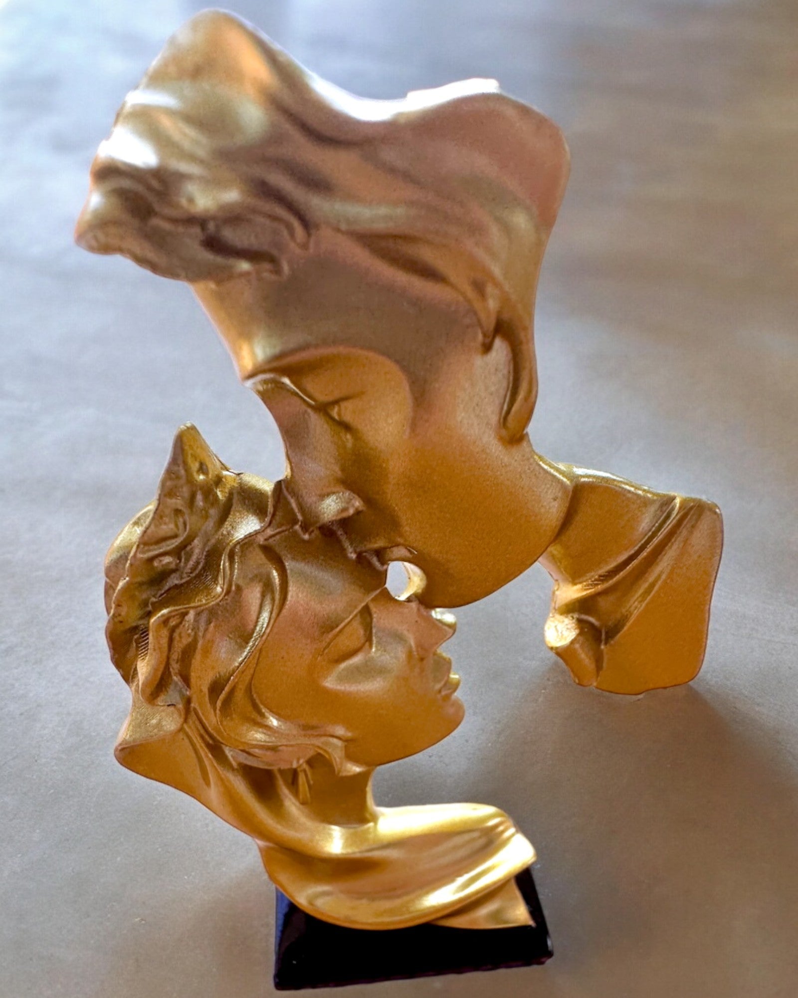 Figurka "Elegance v Kameni" barva zlatá - 13,5 cm výška, Dekorativní s Možností Gravírování