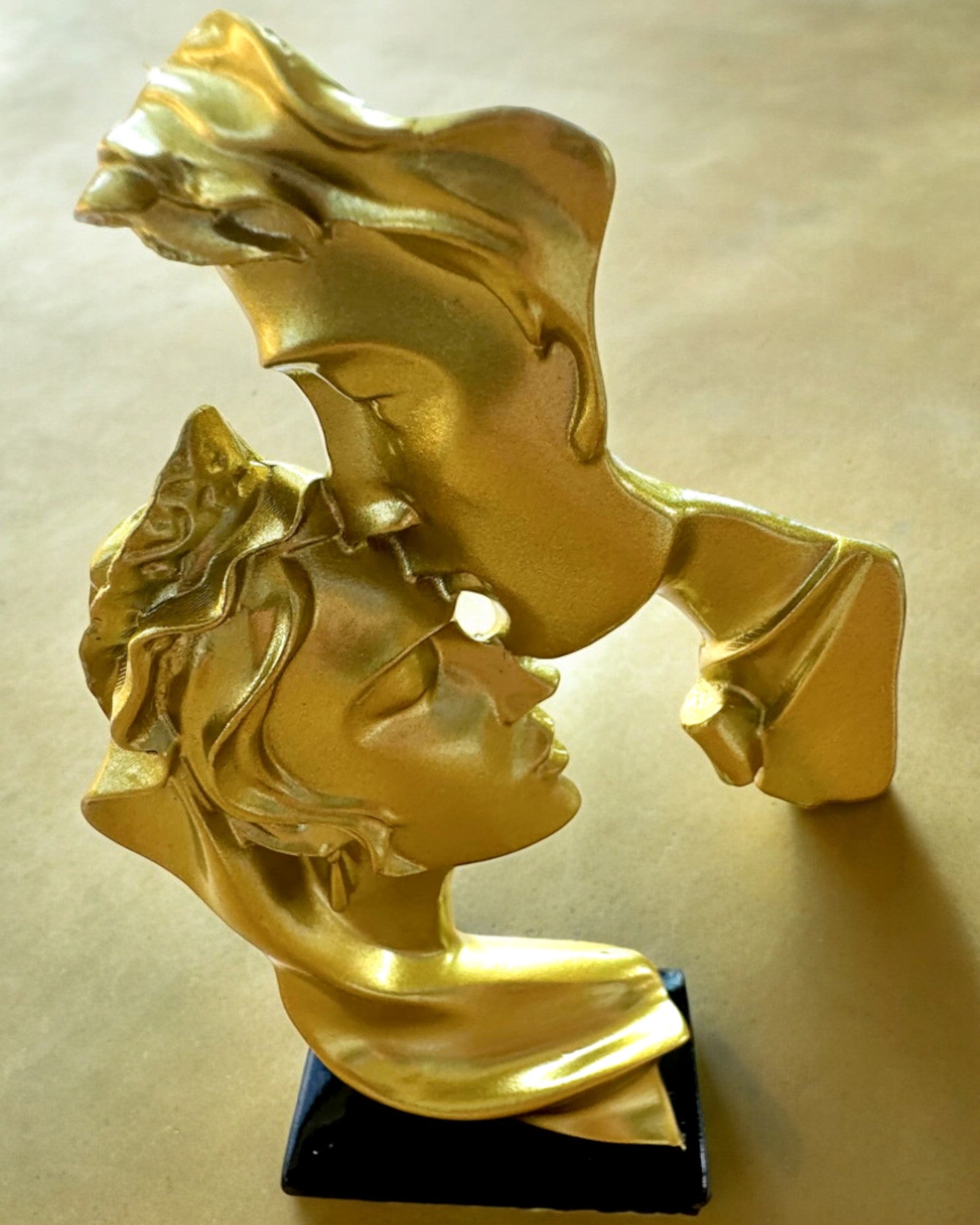 Figurka "Elegance v Kameni" barva zlatá - 13,5 cm výška, Dekorativní s Možností Gravírování