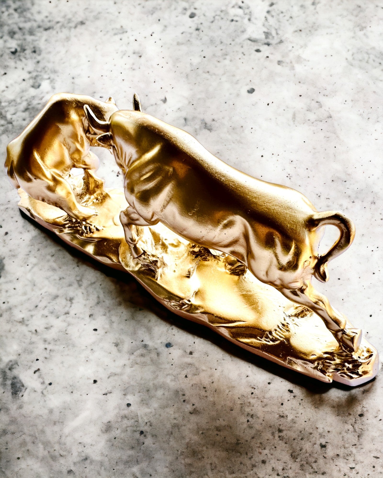 „Souboj Titánů“ – Dekorativní Socha Býka a Medvěda, Zlatá Barva, s Možností Personalizace Gravírováním