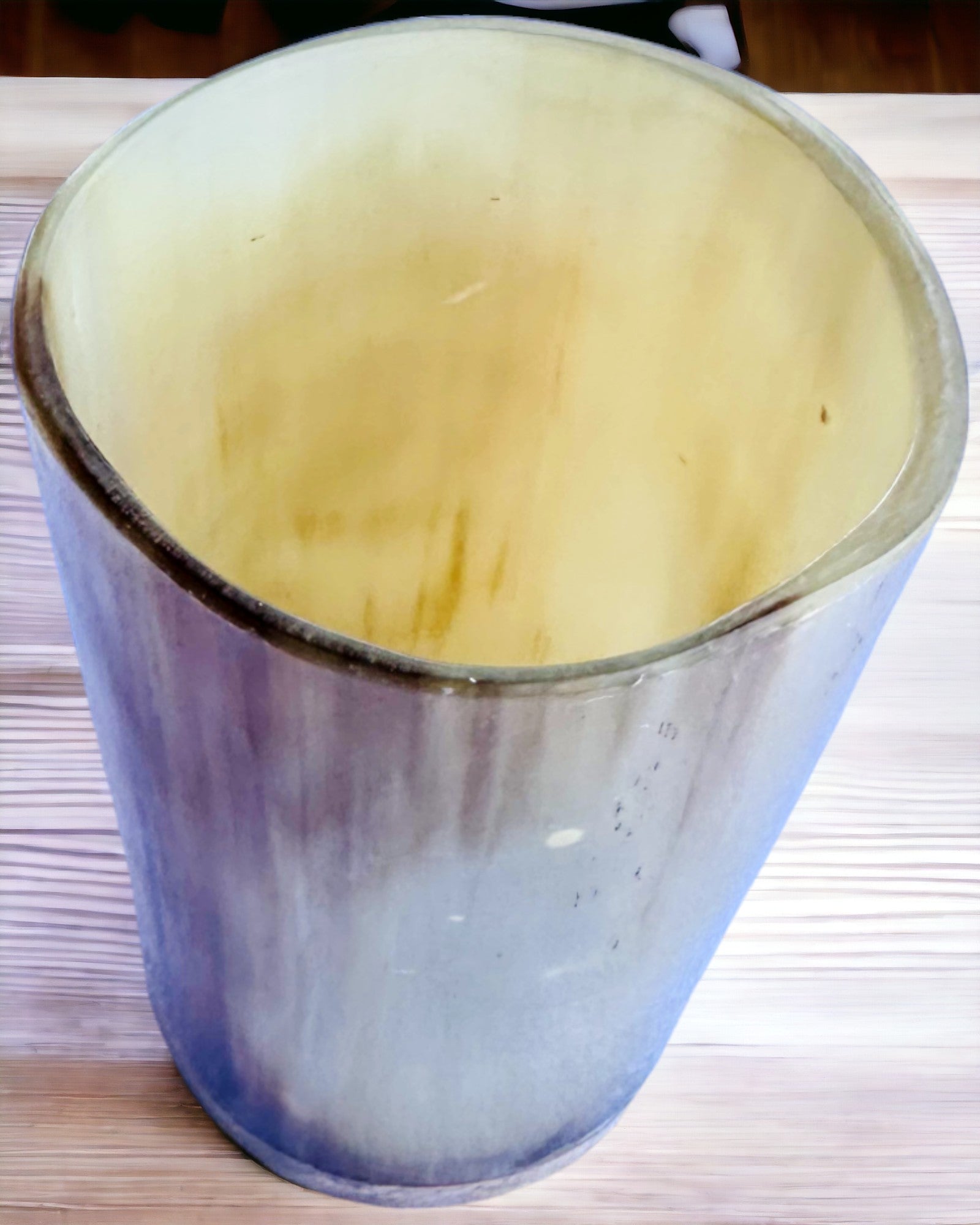 Ručně vyrobený malý hrnek s možností gravírování, indický pohárek, možnost personalizace jako dárek, gravírování. Světlá barva.