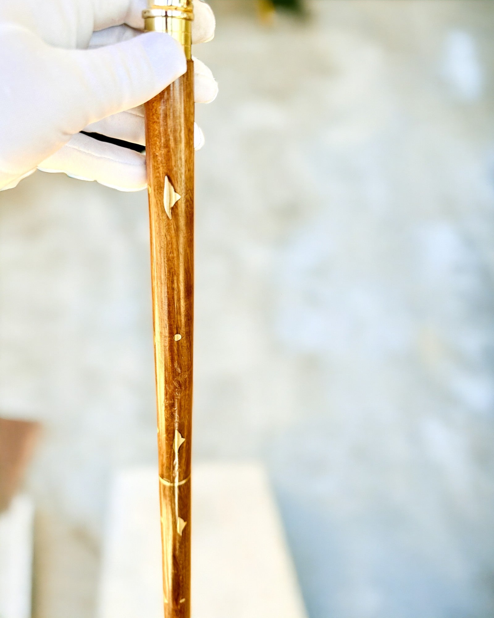 Laska Spacerowa Wolf - Indyjskie Drewno Mango z Możliwością Grawerowania, brązowy złote zdobienia