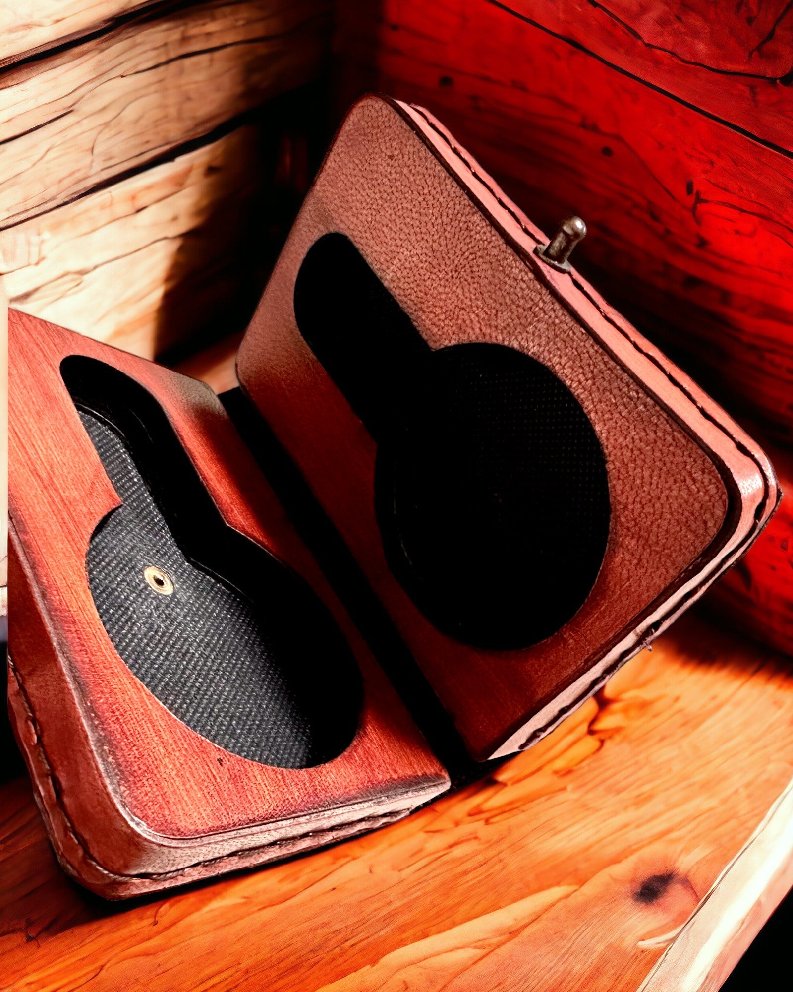 Komandorskie Etui – Ręcznie Wykonane Etui na Zegarek Kieszonkowy lub Kompas z Możliwością Personalizacji