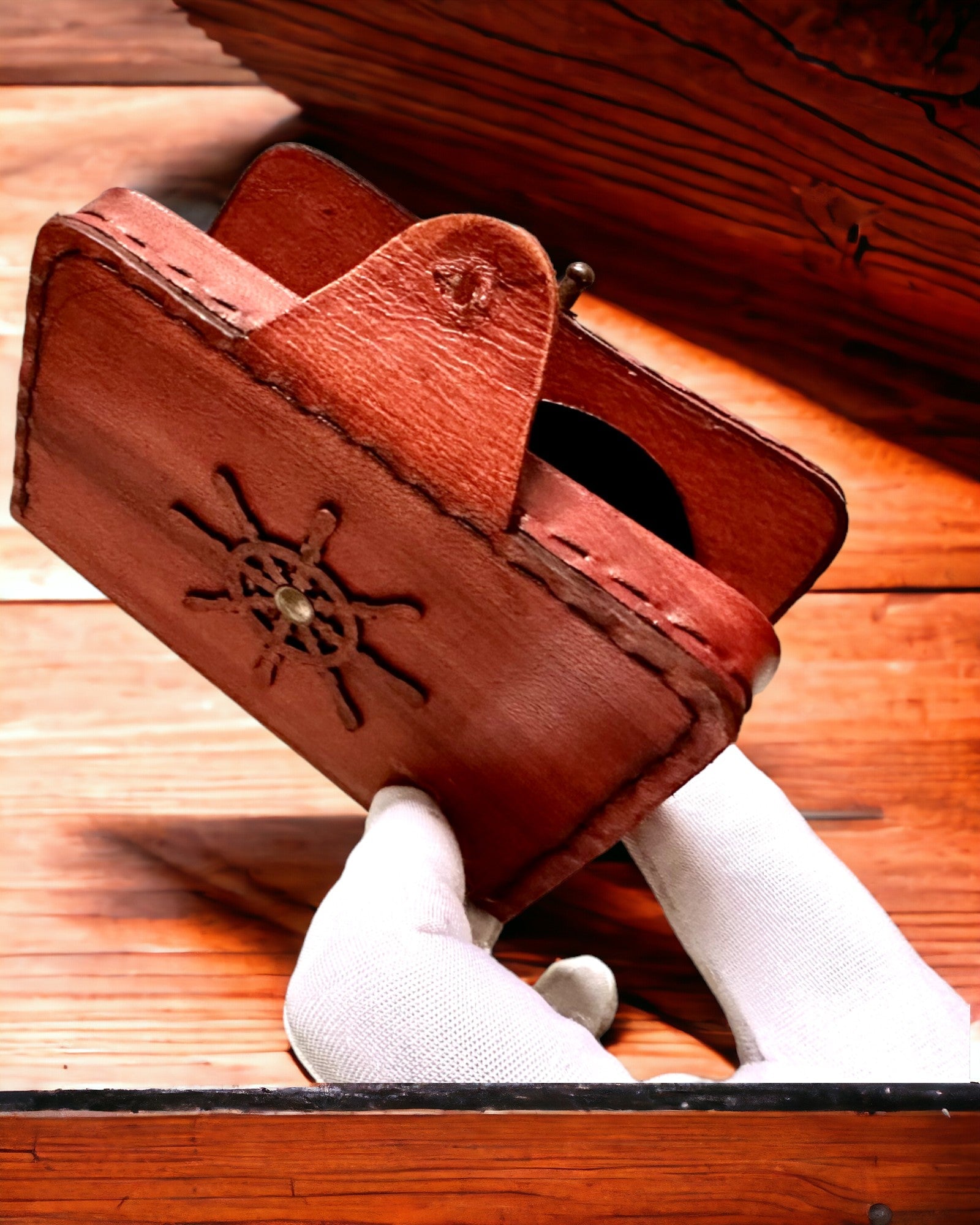 Komandorskie Etui – Ręcznie Wykonane Etui na Zegarek Kieszonkowy lub Kompas z Możliwością Personalizacji