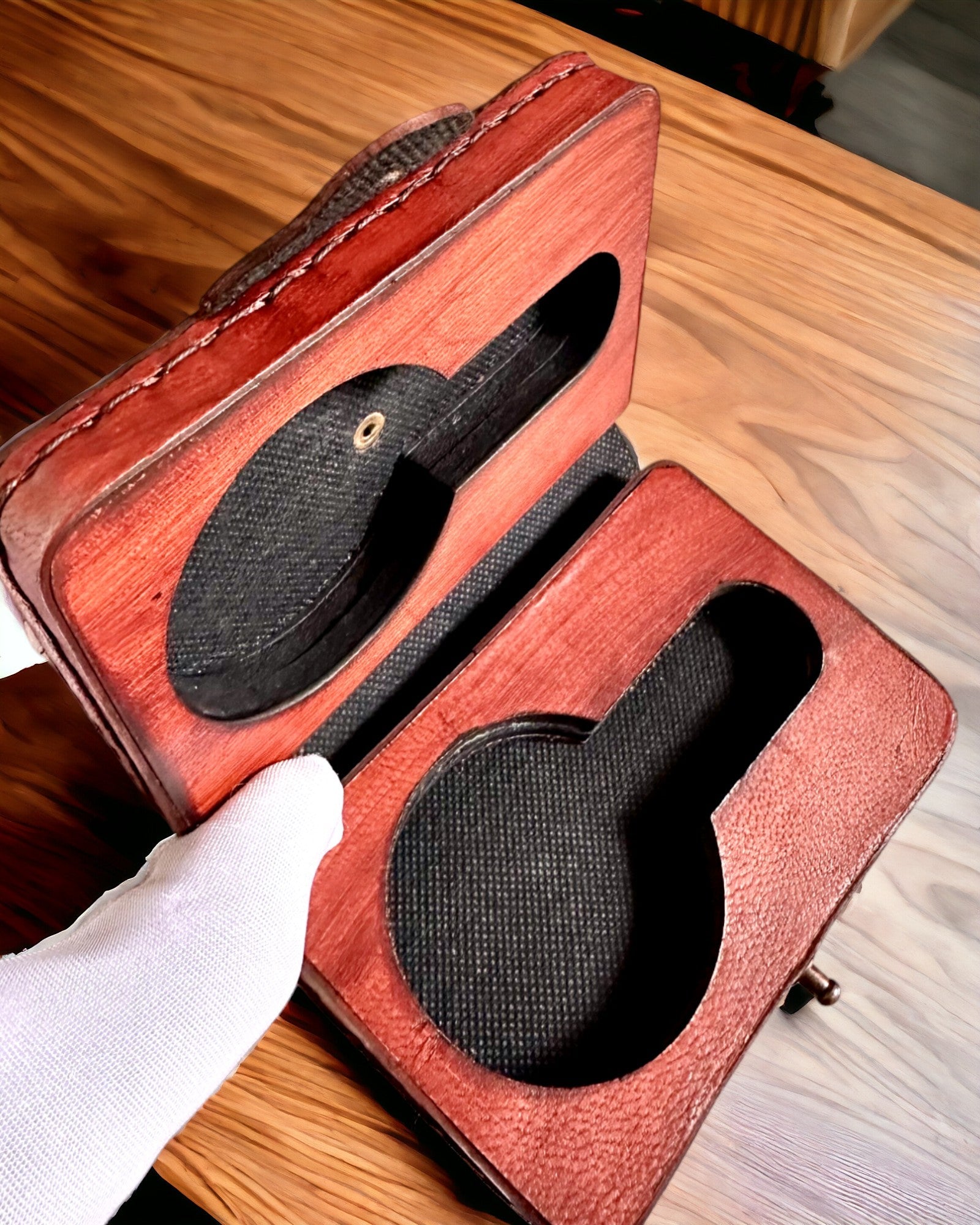 Komandorskie Etui – Ręcznie Wykonane Etui na Zegarek Kieszonkowy lub Kompas z Możliwością Personalizacji