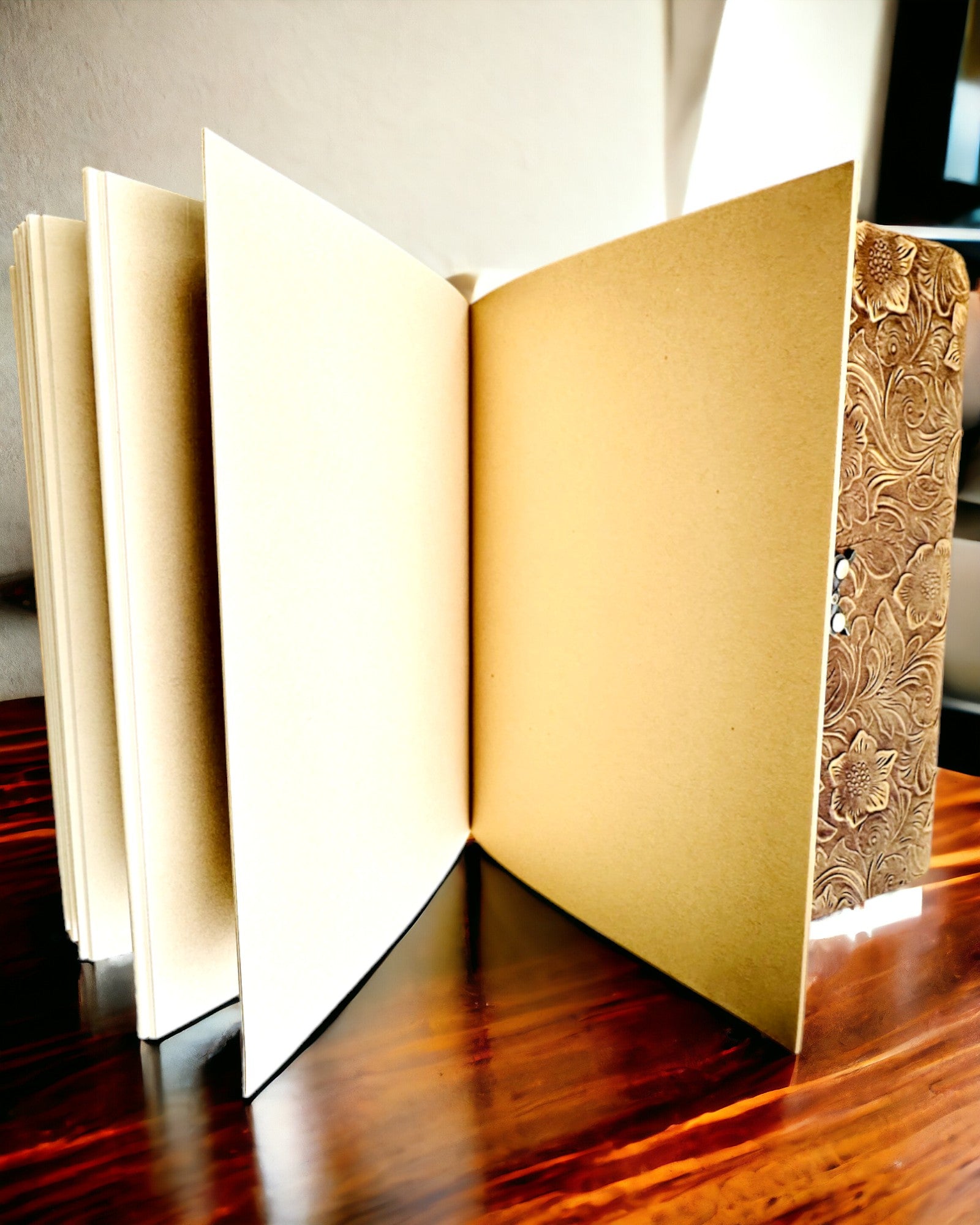 Luxusní retro zápisník s koženým obalem - "Vintage Elegance", 480 stran, možnost personalizace gravírováním