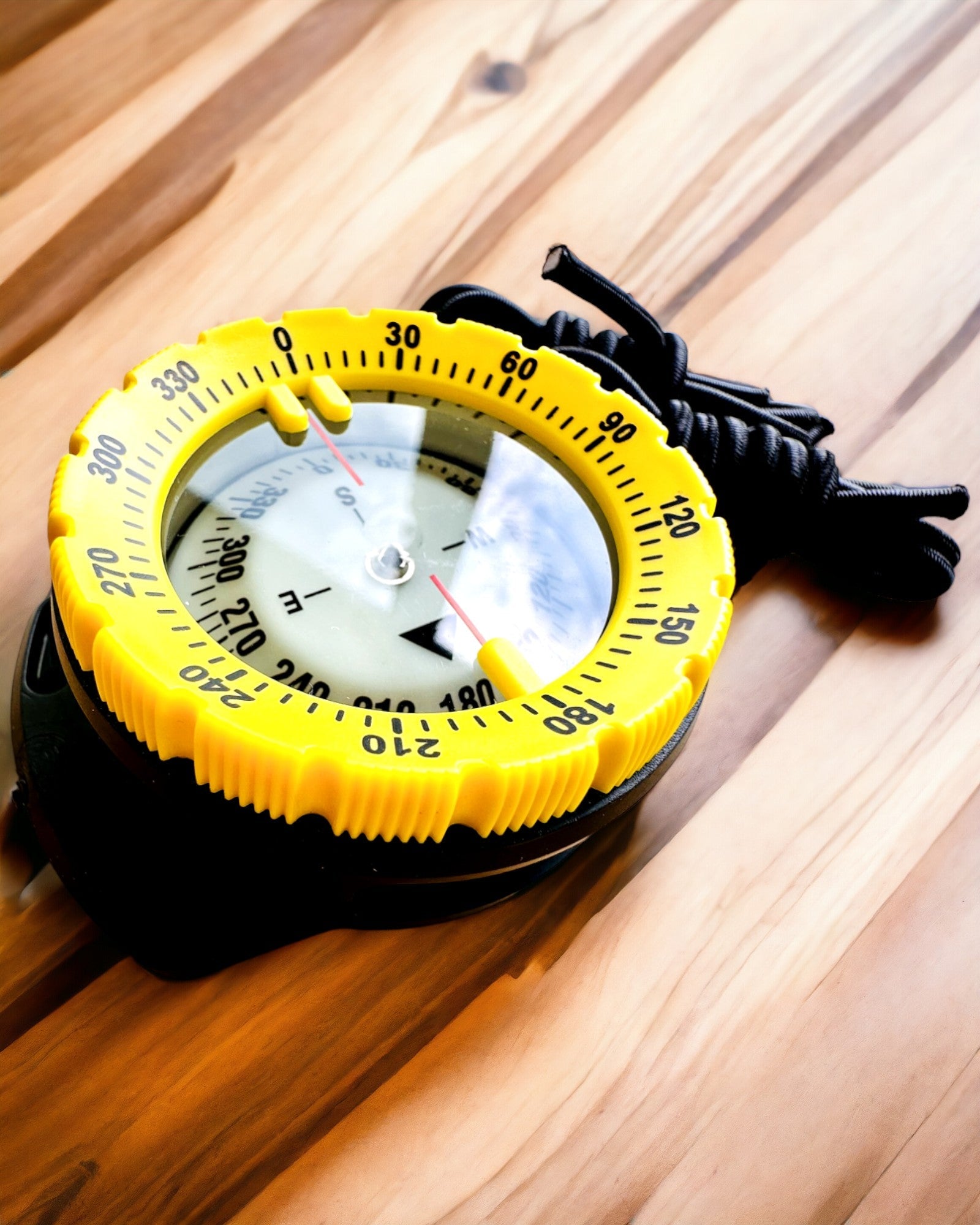 Kompas pro potápění AquaGuide - vodotěsný kompas s funkcí luminiscence s pružným páskem, možnost personalizace