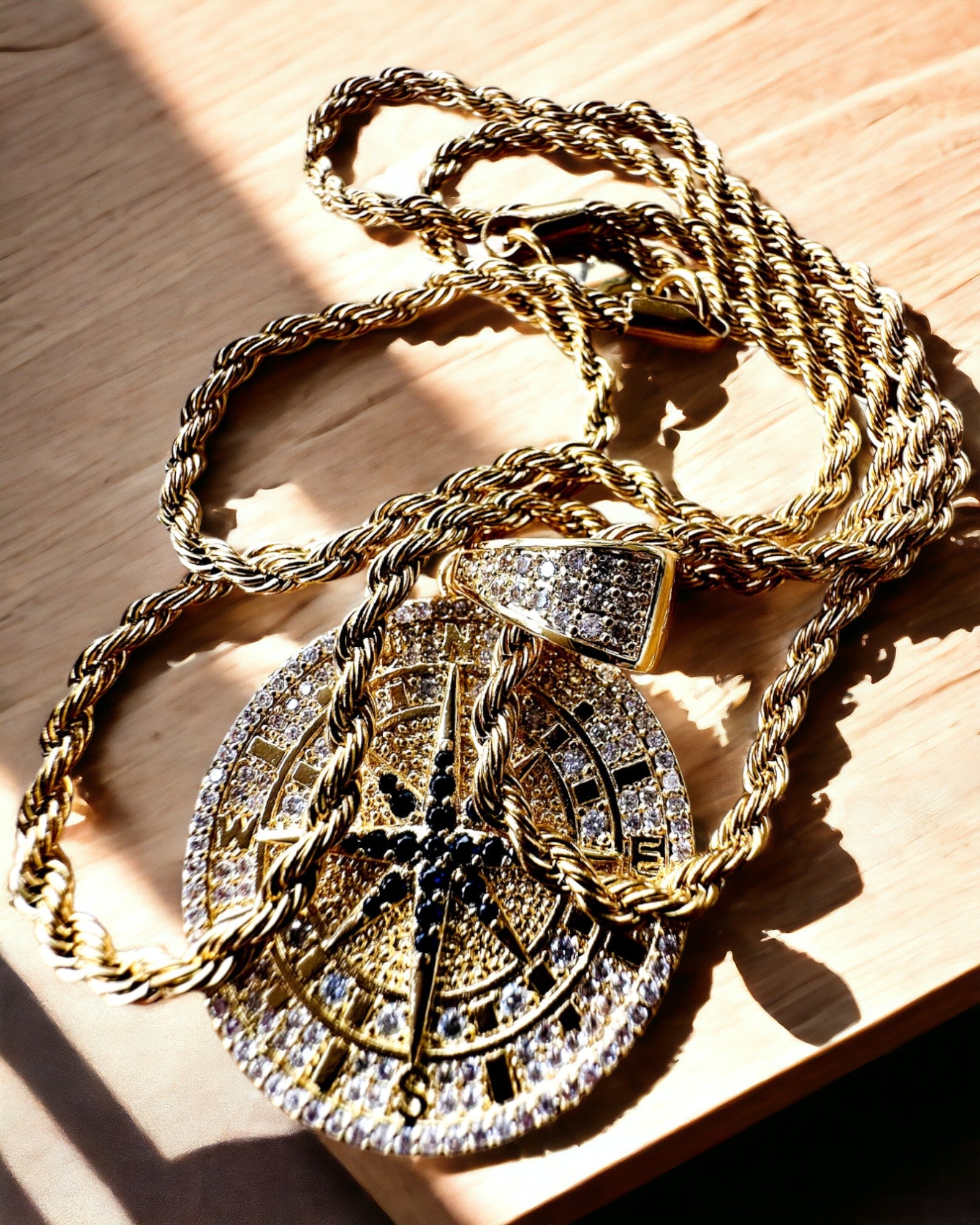 Náhrdelník s přívěskem kompasu ve stylu glamour s kubickými zirkony pro ženy a muže - zlatá barva, gravírování