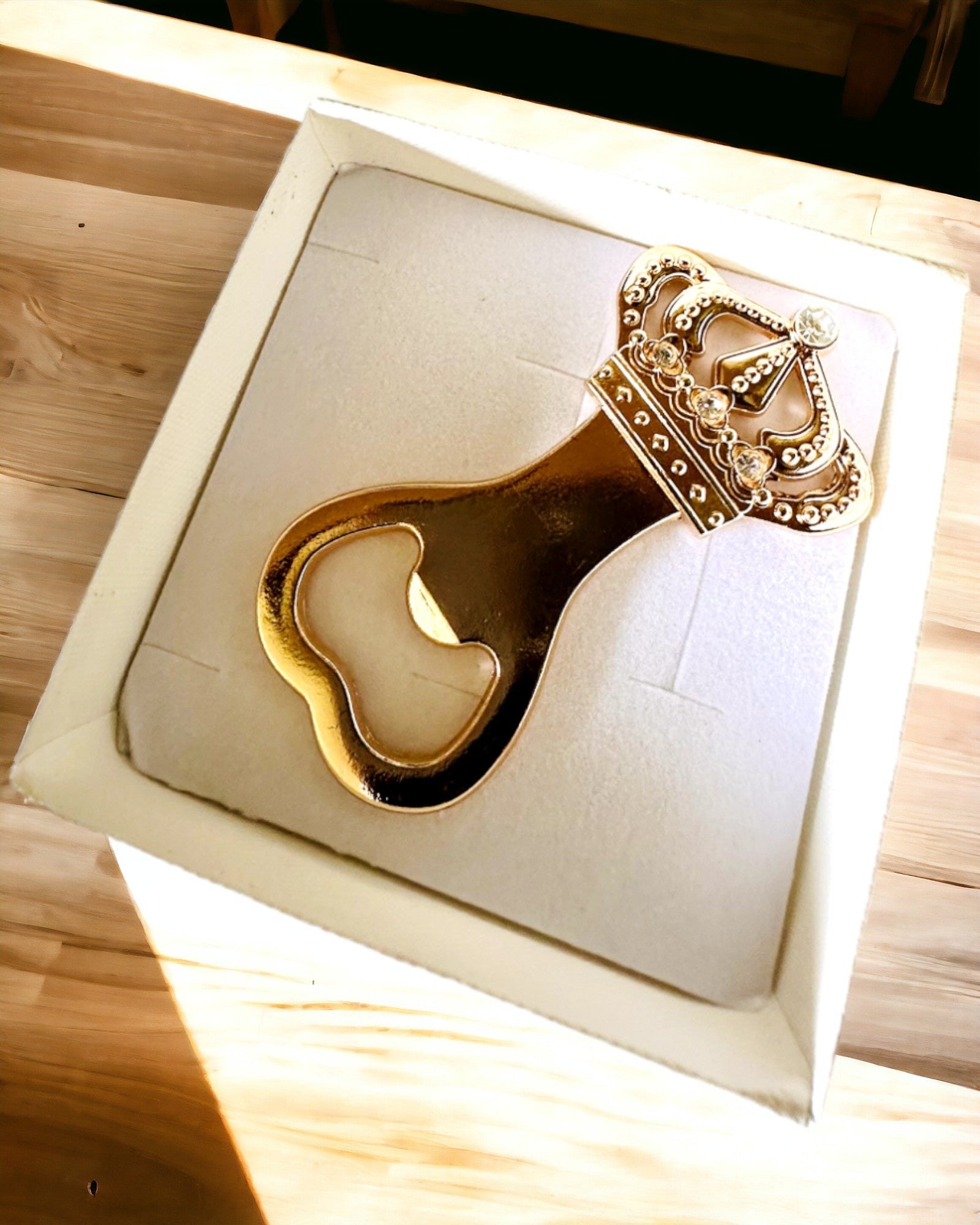 Otvírák na lahve Koruna Krále - barva zlatá, možnost personalizace gravírováním