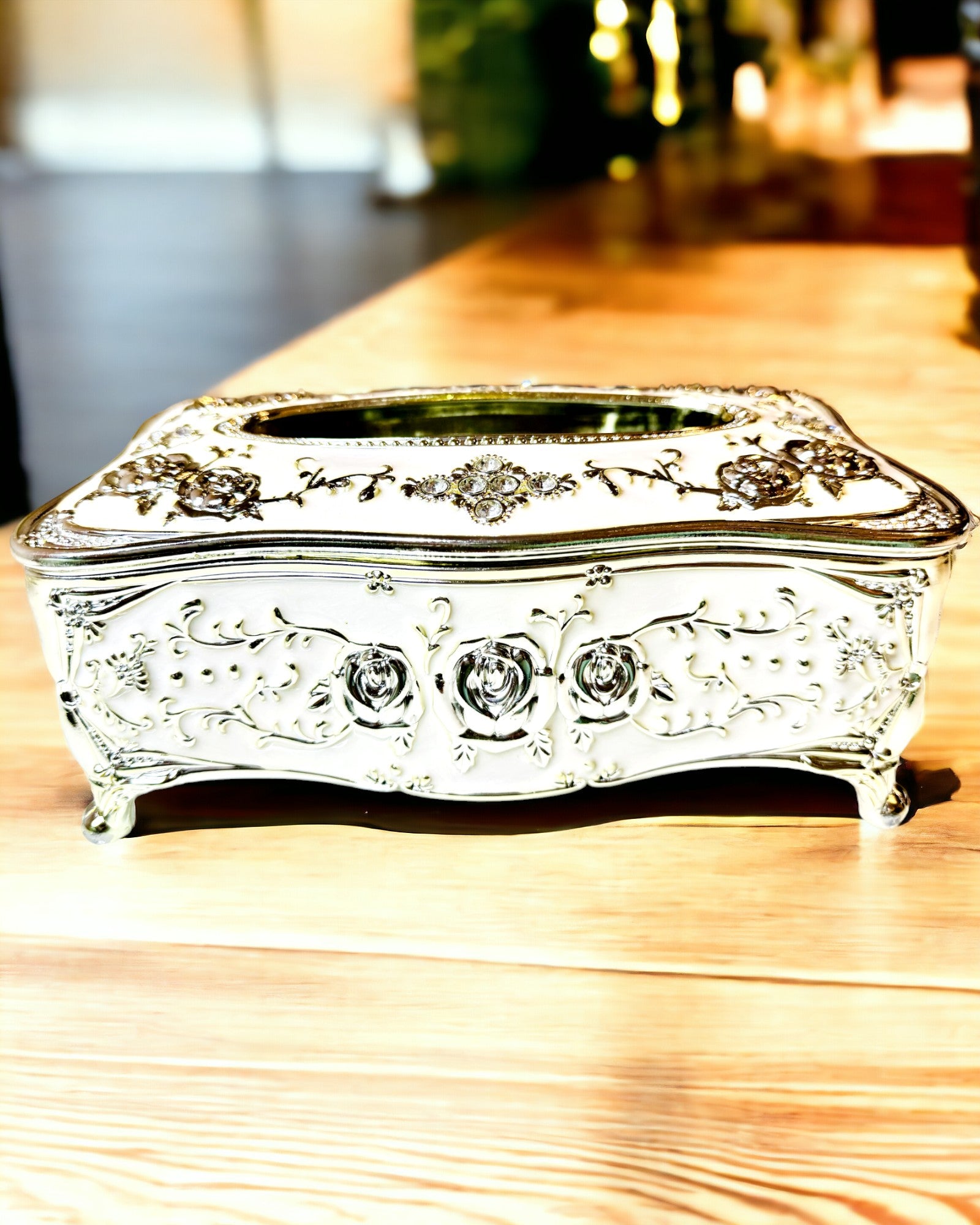 Krabička na kapesníky s reliéfním vzorem růže - elegantní doplněk do interiéru, bílá