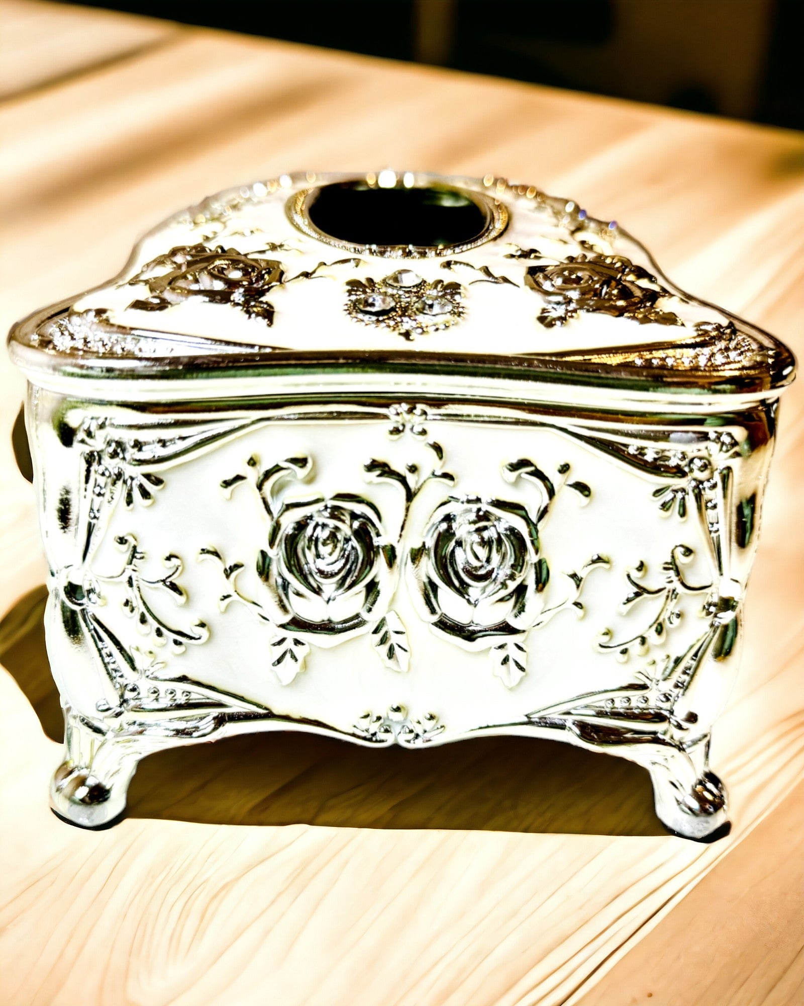 Krabička na kapesníky s reliéfním vzorem růže - elegantní doplněk do interiéru, bílá