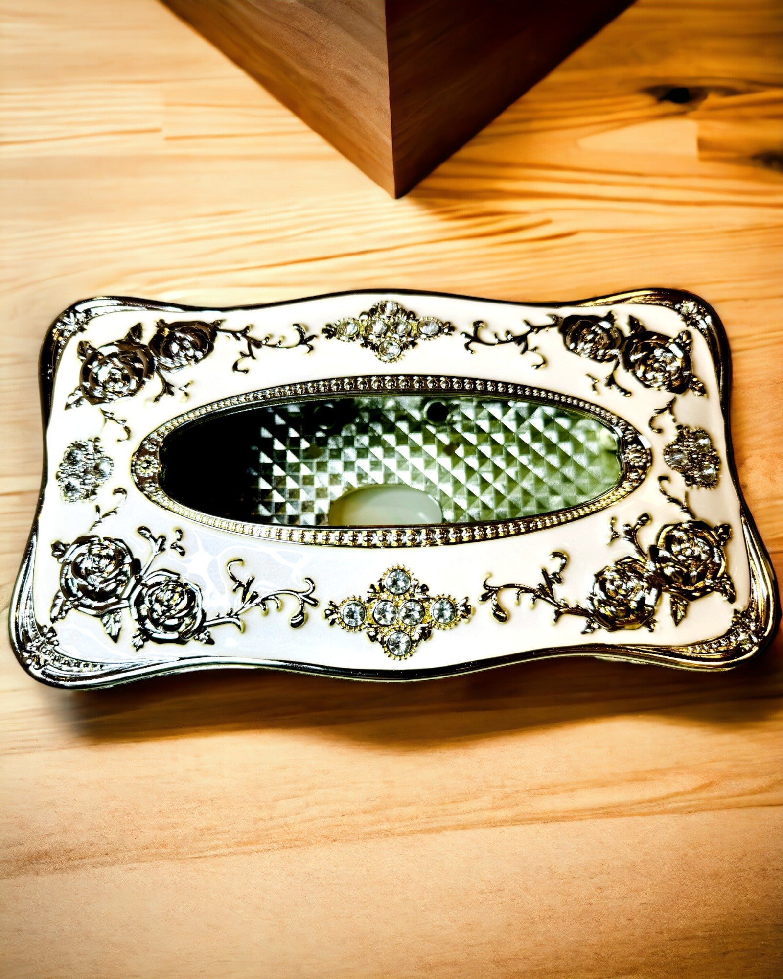 Krabička na kapesníky s reliéfním vzorem růže - elegantní doplněk do interiéru, bílá