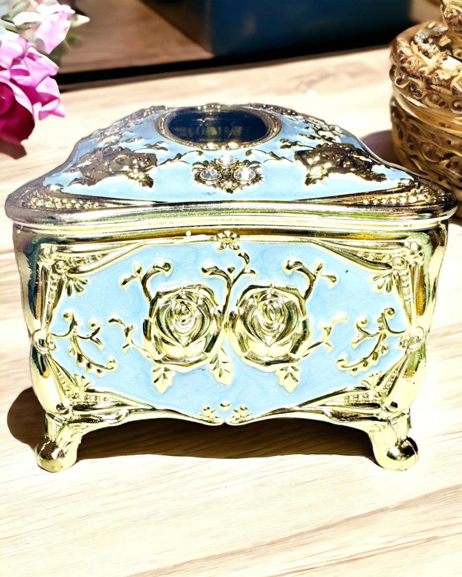 Luxusová krabička na kapesníky s reliéfním vzorem růže a elegantními úchyty