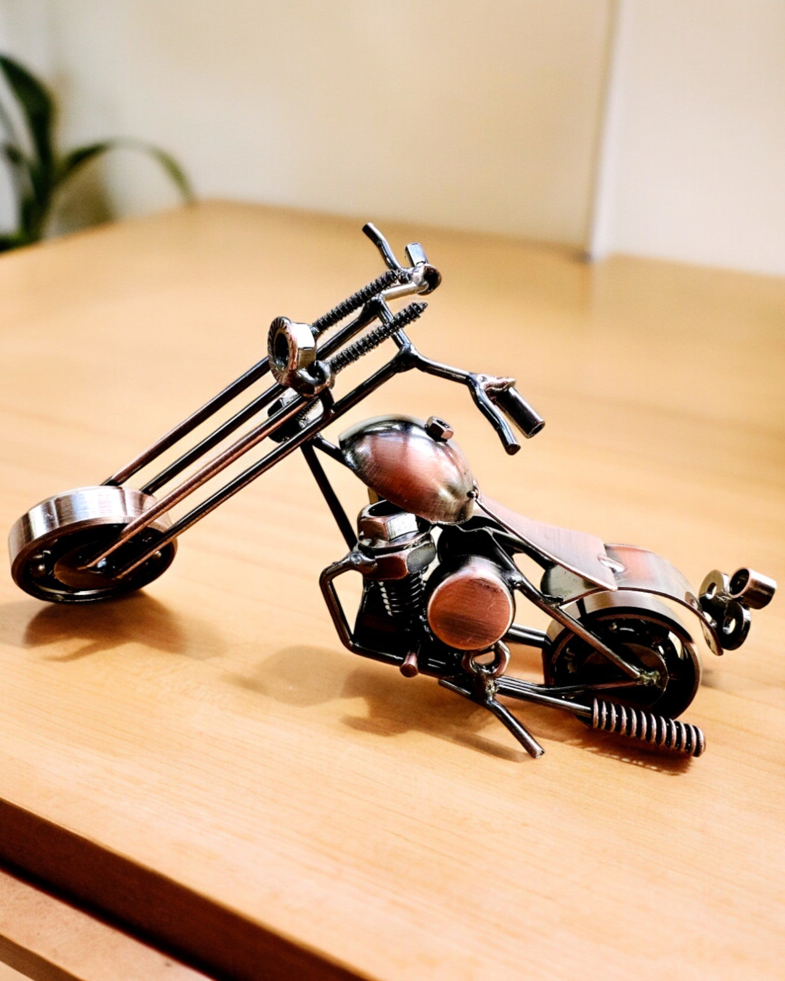 Ručně Vyrobený Kovový Model Motocyklu „Chopper“ – Personalizace a Gravírování jako Dárek
