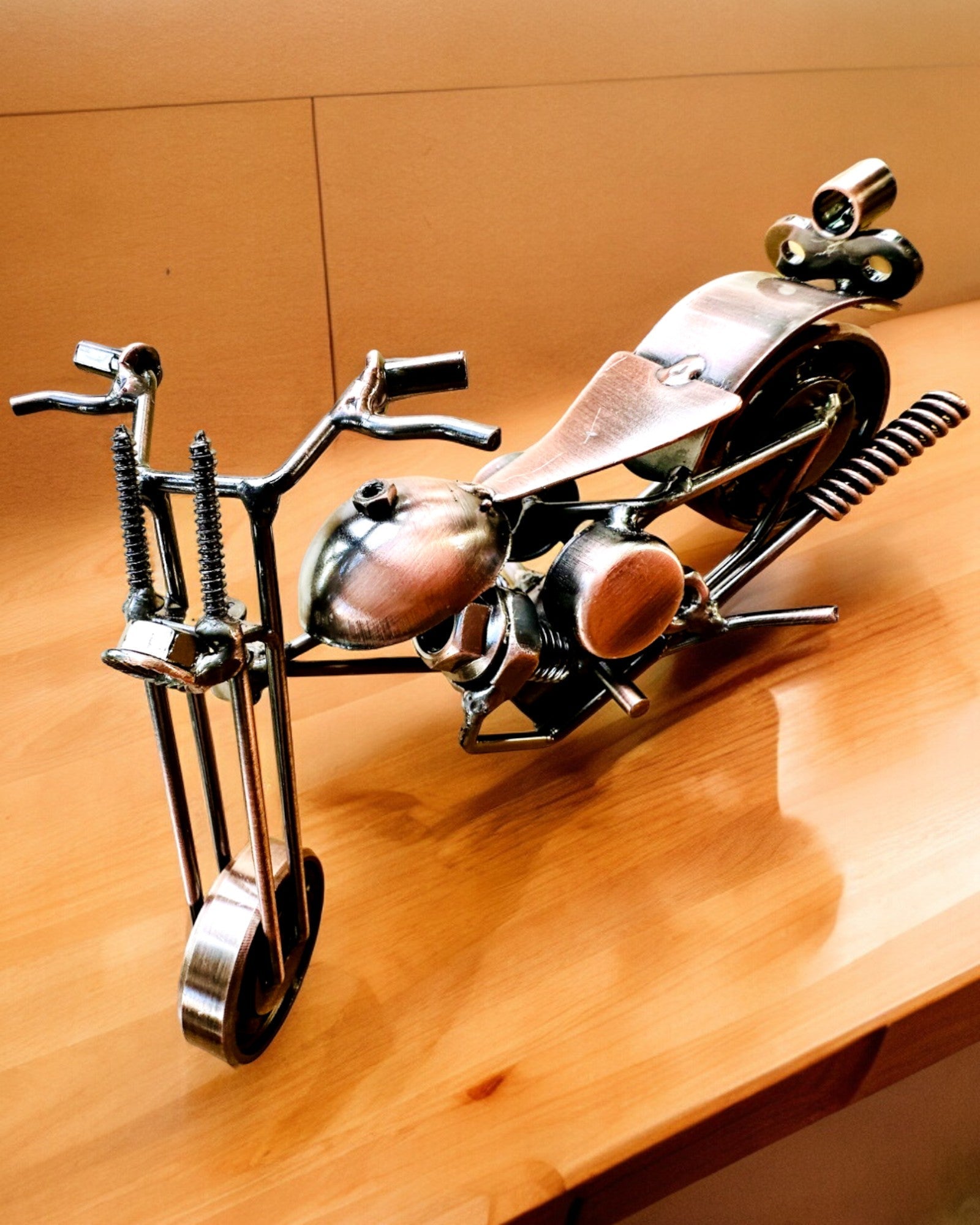 Ručně Vyrobený Kovový Model Motocyklu „Chopper“ – Personalizace a Gravírování jako Dárek