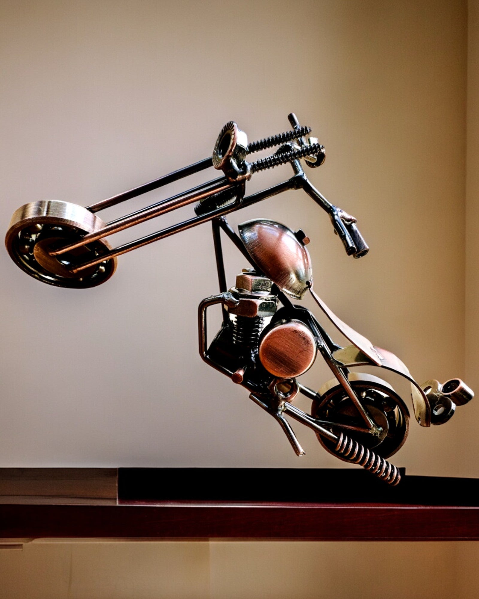 Ručně Vyrobený Kovový Model Motocyklu „Chopper“ – Personalizace a Gravírování jako Dárek