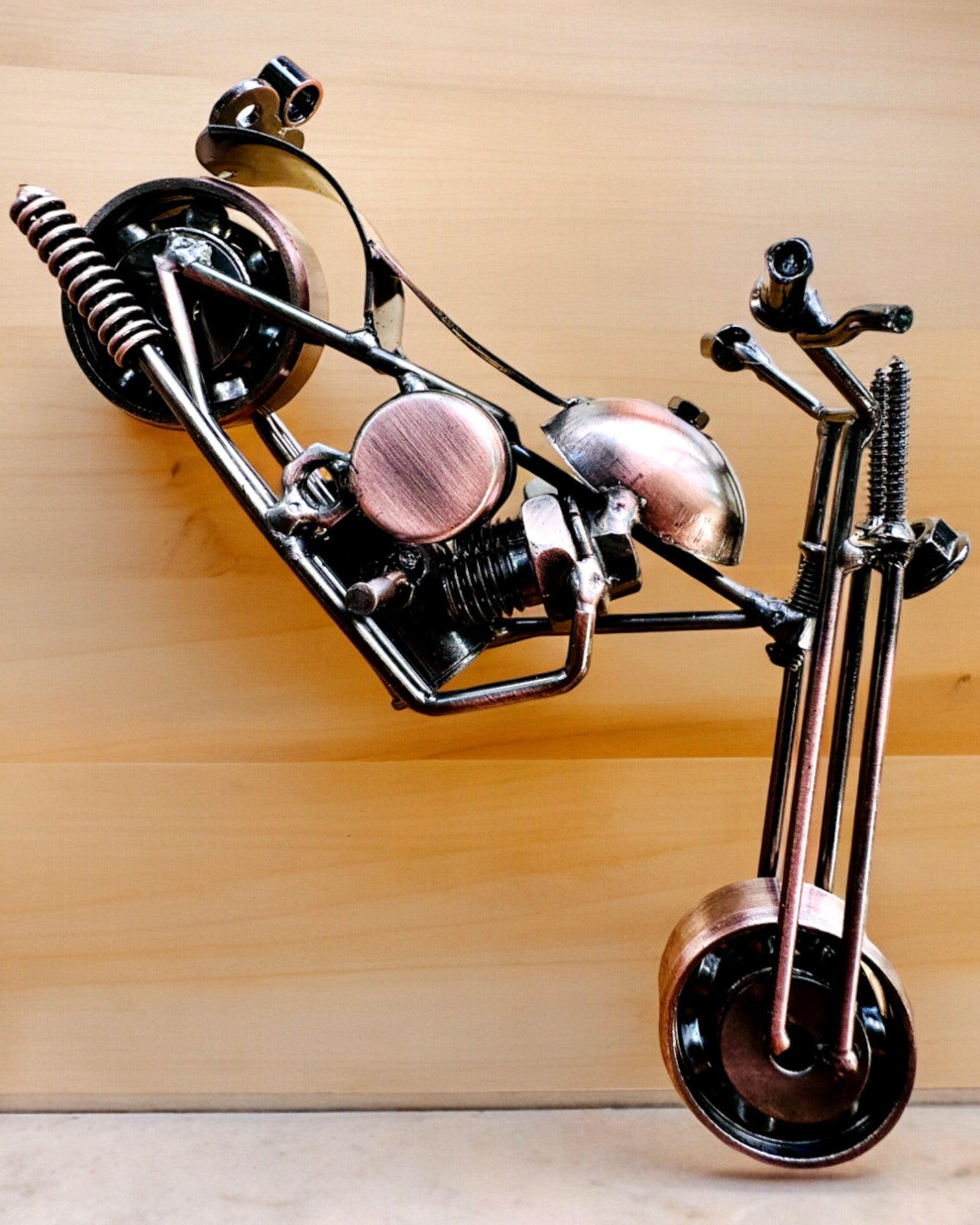 Ručně Vyrobený Kovový Model Motocyklu „Chopper“ – Personalizace a Gravírování jako Dárek