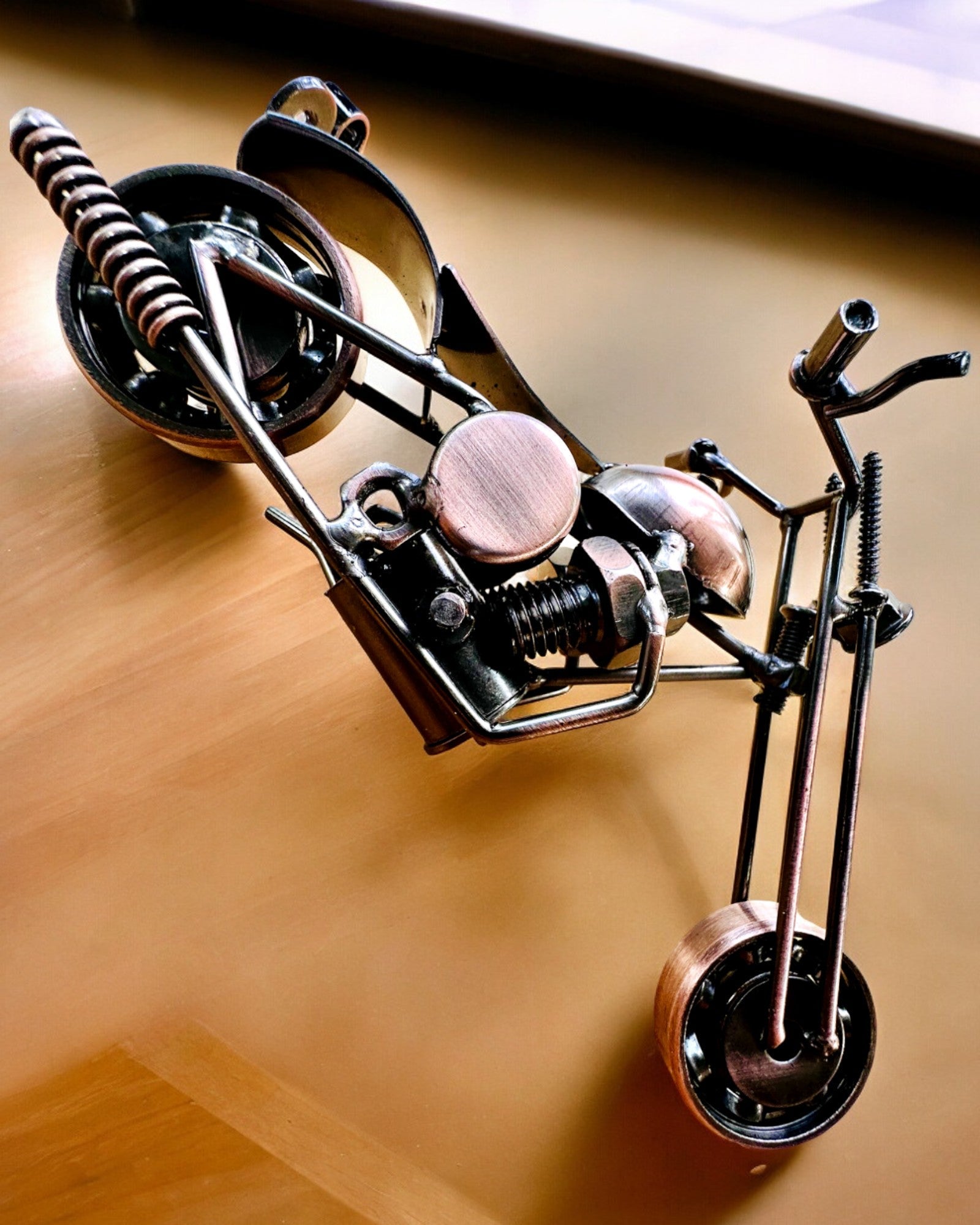 Ručně Vyrobený Kovový Model Motocyklu „Chopper“ – Personalizace a Gravírování jako Dárek