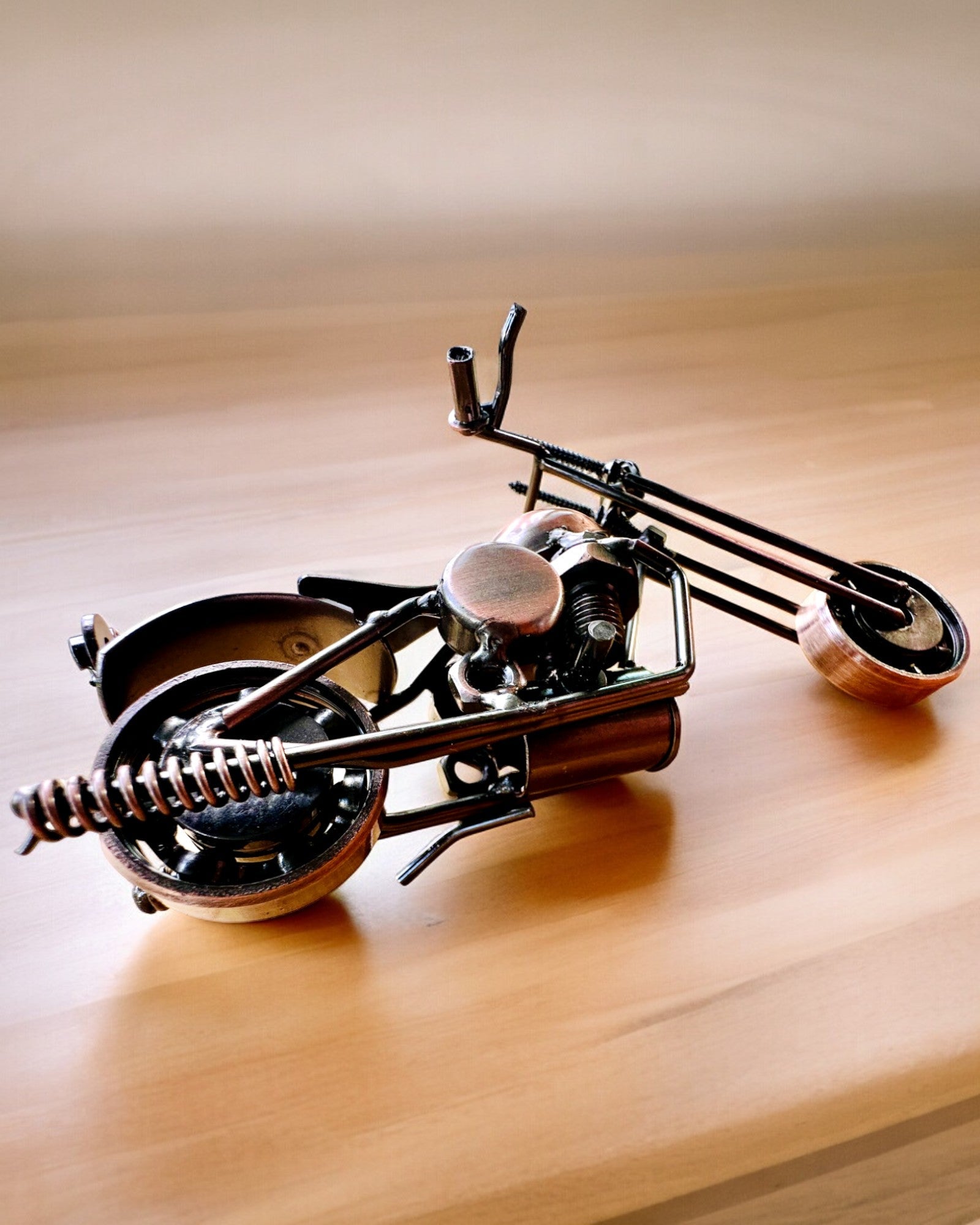 Ručně Vyrobený Kovový Model Motocyklu „Chopper“ – Personalizace a Gravírování jako Dárek