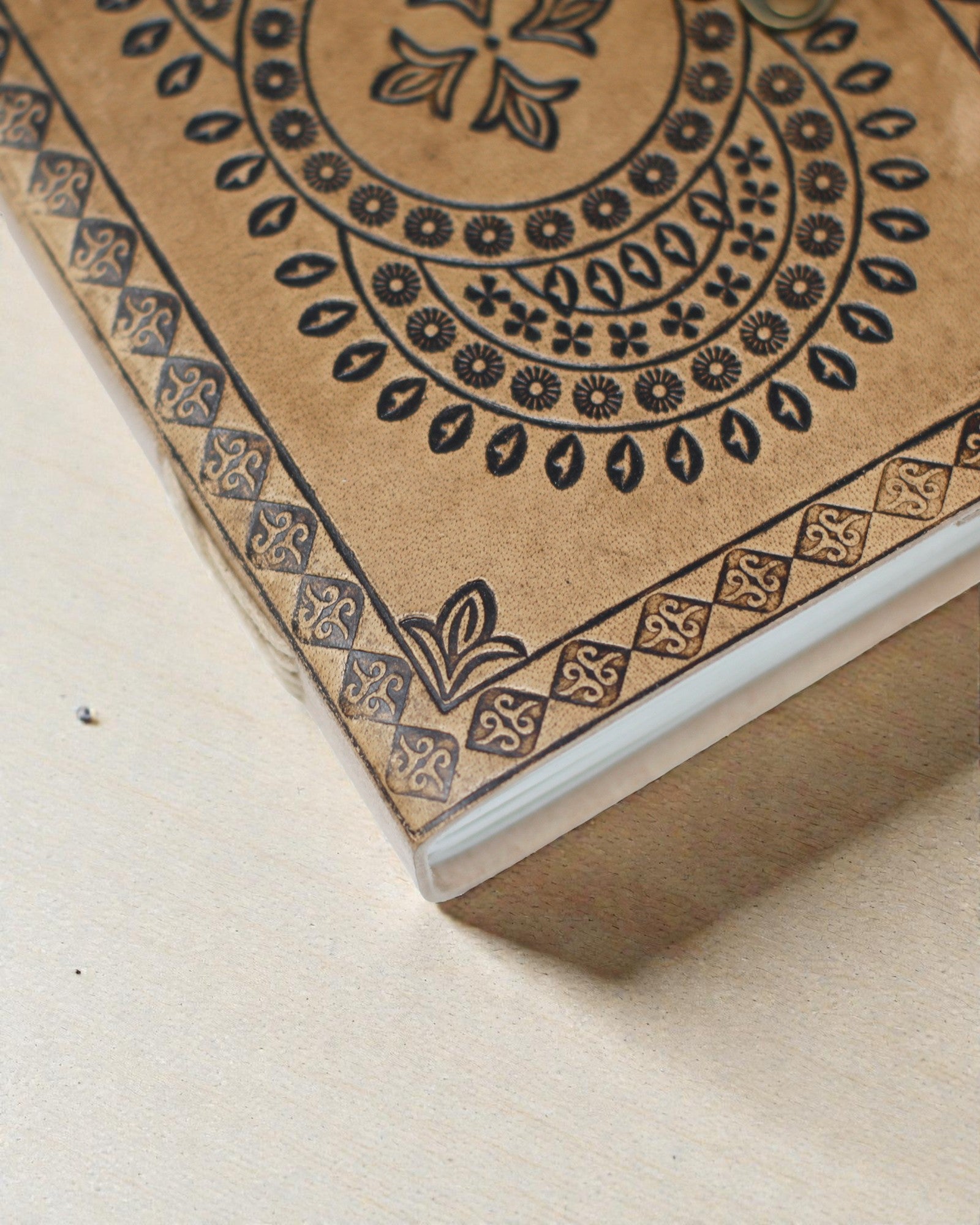 Mandala Harmonia – Skórzany Notatnik z Tłoczoną Mandalą