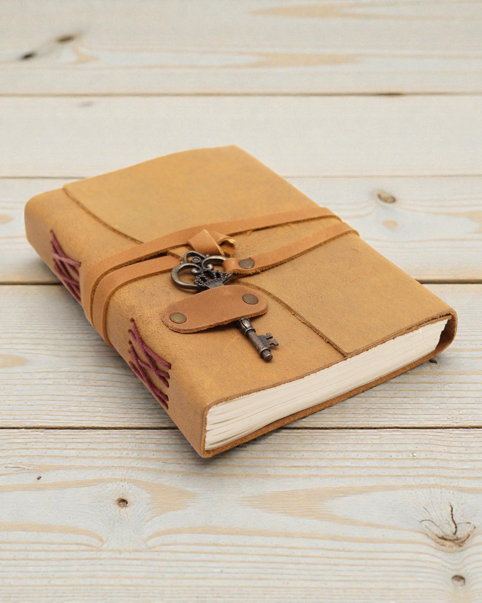 Notatnik Jasnej Olejowanej Skóry z Kluczem Solis – Vintage Journal 13 × 18 cm