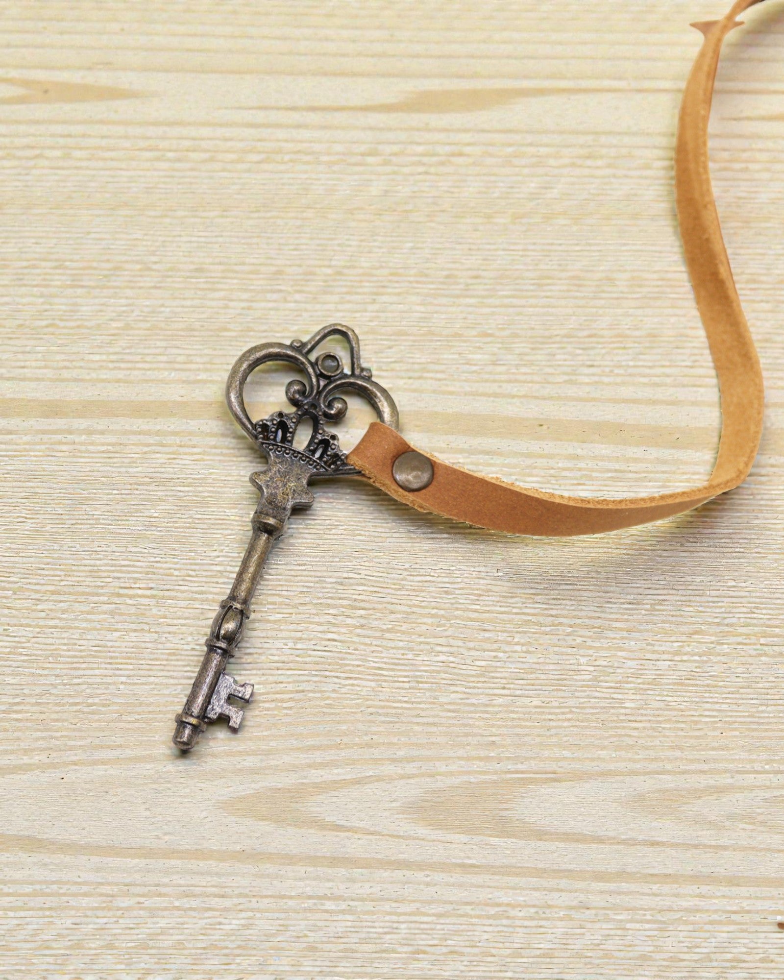 Notatnik Jasnej Olejowanej Skóry z Kluczem Solis – Vintage Journal 13 × 18 cm