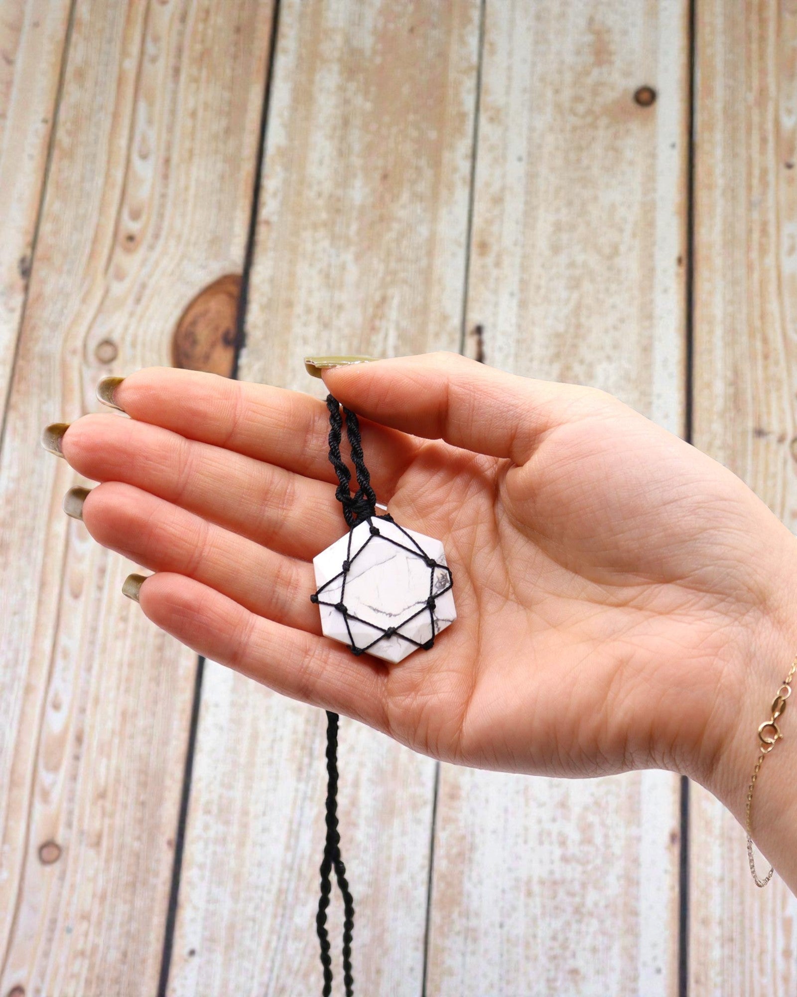 Bílá rovnováha – Makramé náhrdelník s bílým howlitem