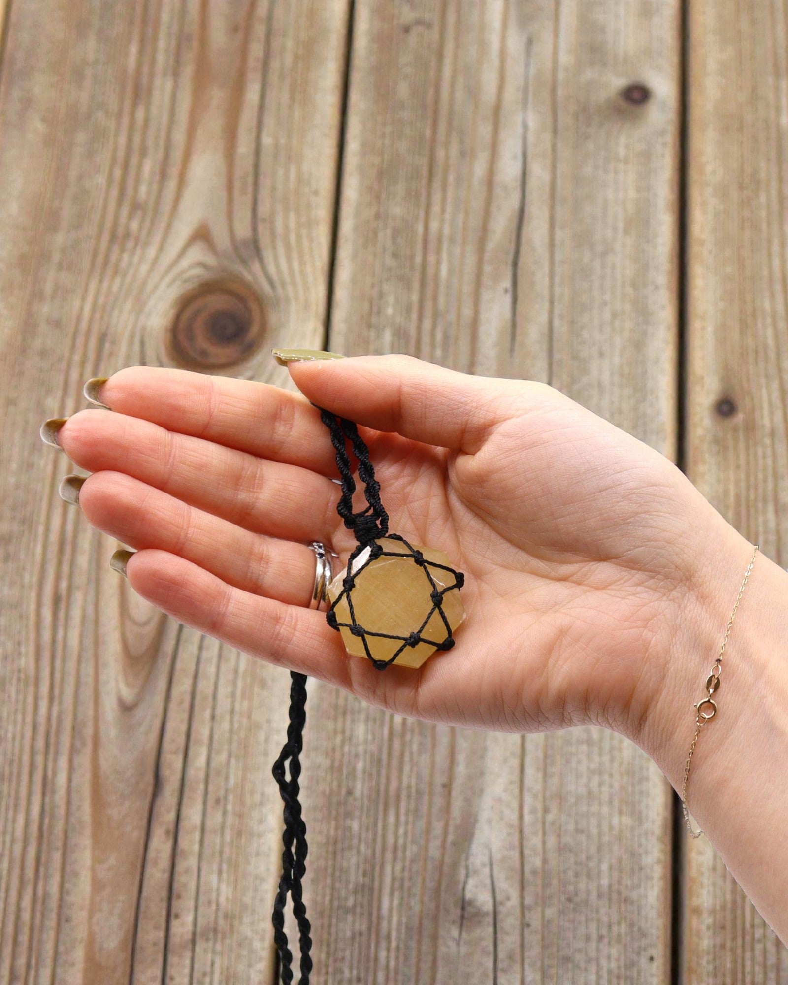 Sluneční šestiúhelník – Makramé náhrdelník se žlutým křemenem