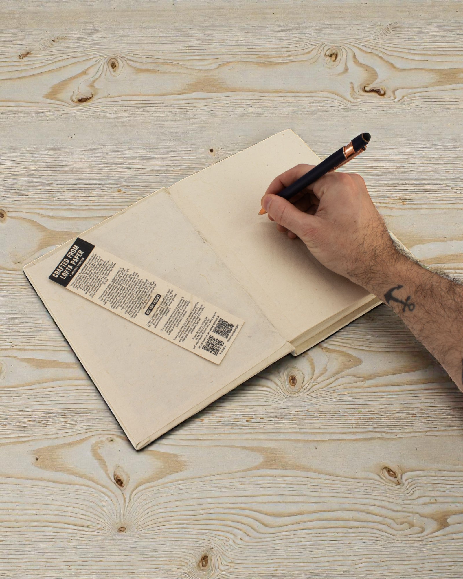 Velký zápisník Lokta Inspirace – Skutečný život se děje mimo internet (45 listů, 21 x 15 cm)