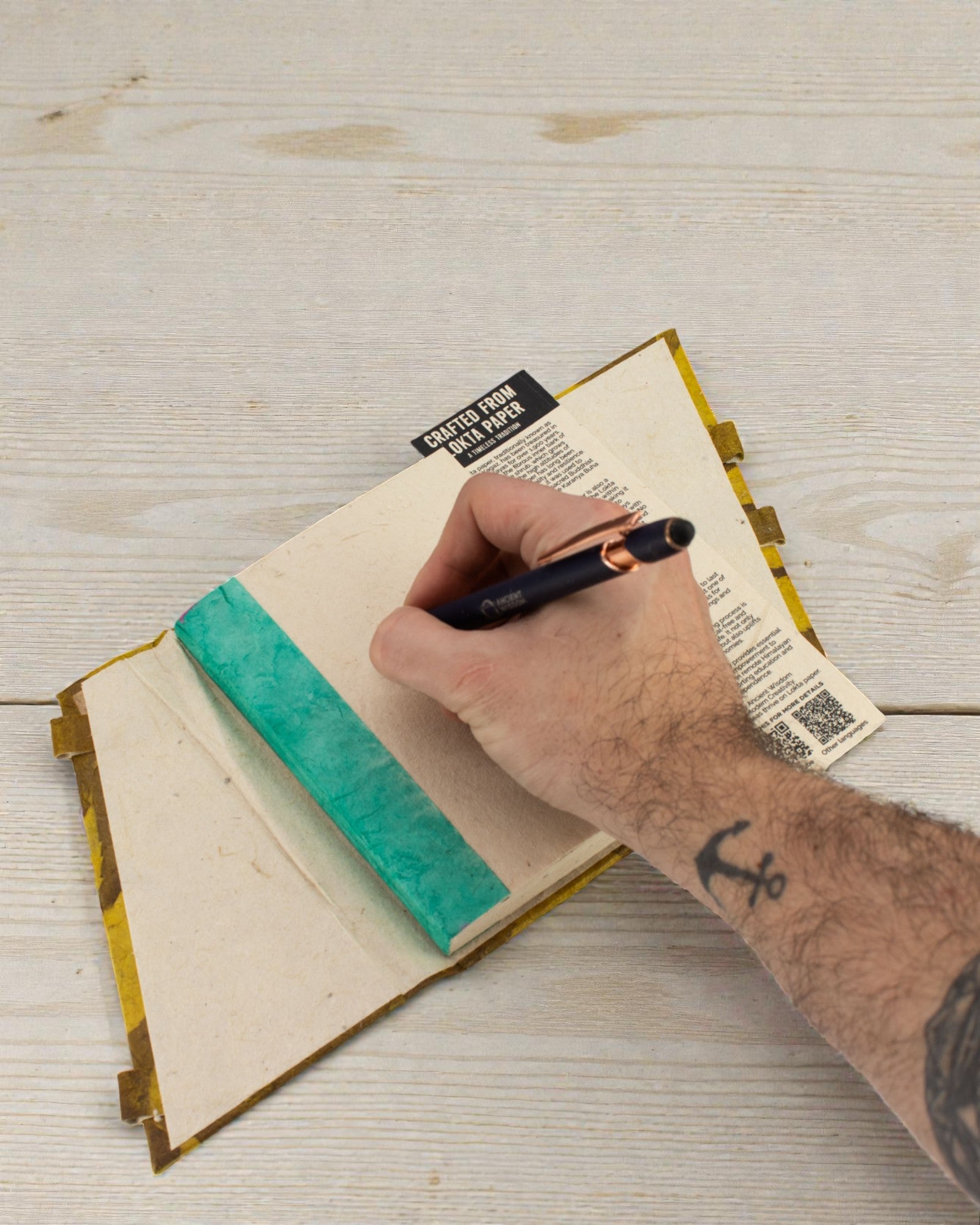 Střední zápisník Lokta Výrazné květy – hořčicový (45 listů, 15 x 12 cm)