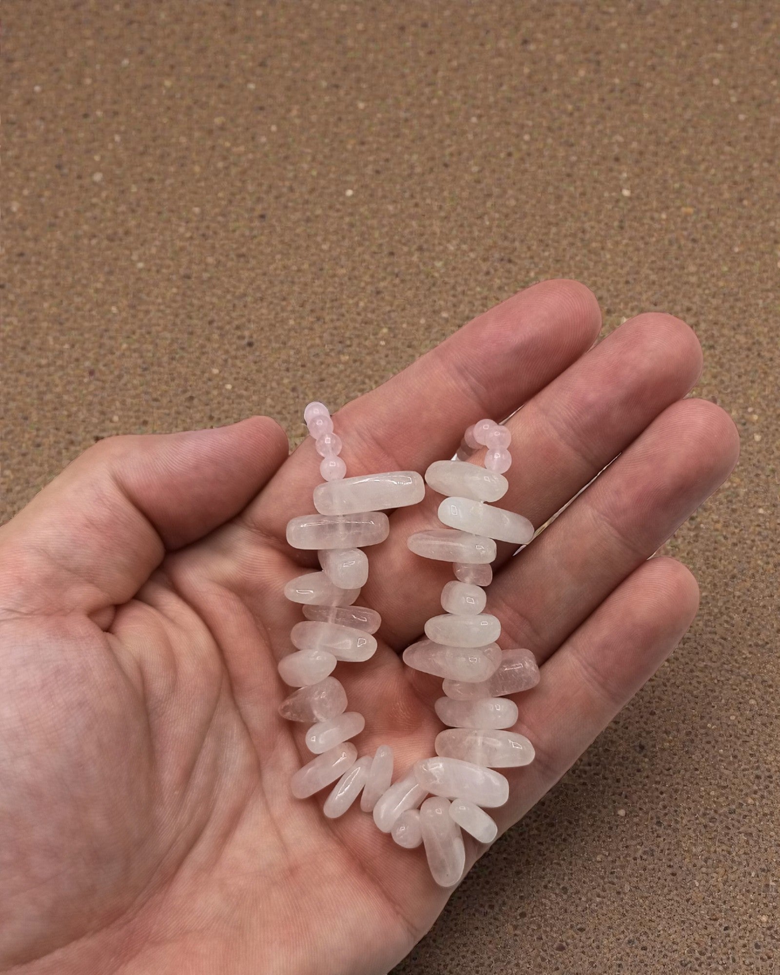 Różany Blask – Naszyjnik z Długich Kamieni z Kwarcu Różowego