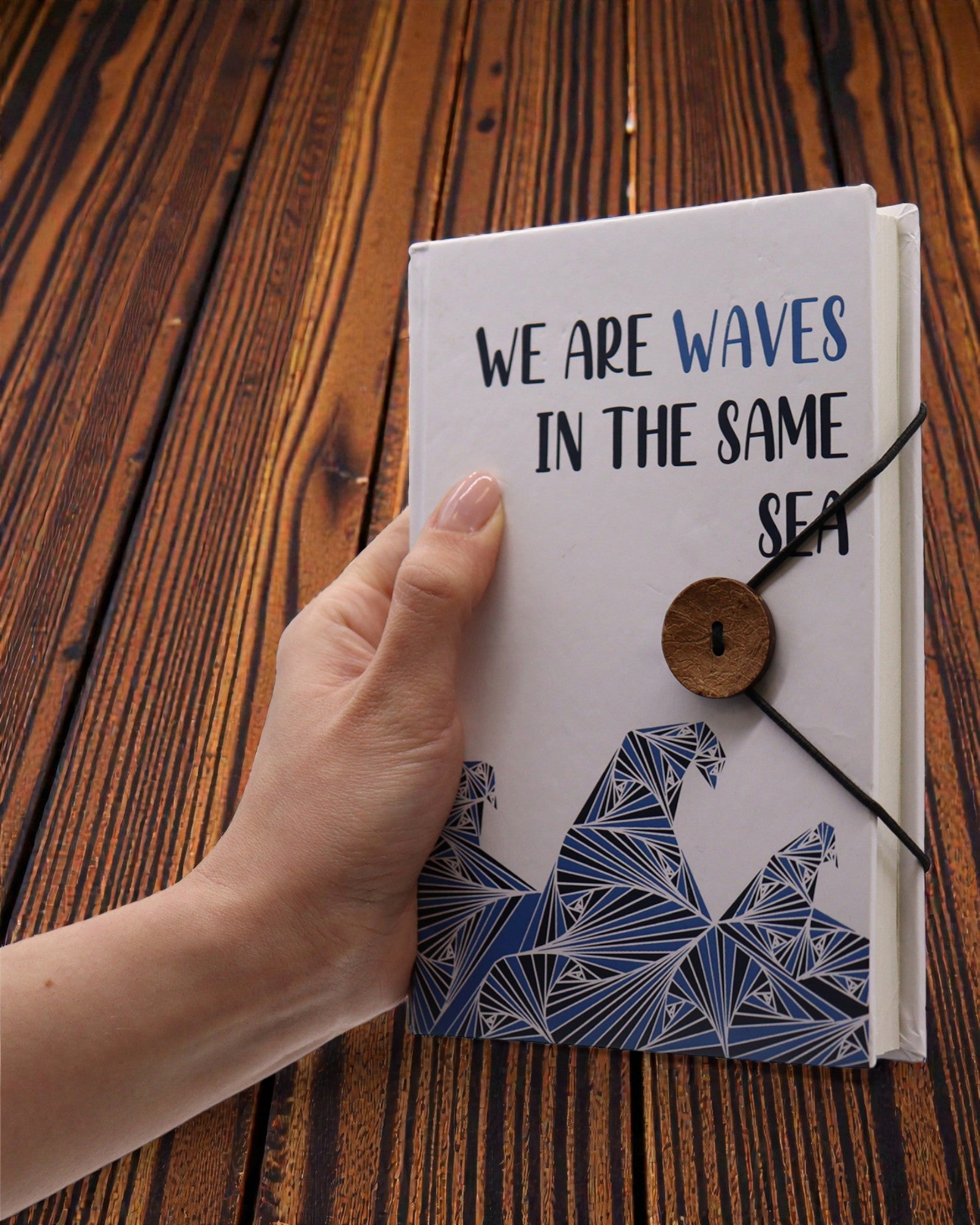 Listy pohromadě – malý zápisník s řemínkem a kokosovým knoflíkem 18 × 12,5 cm, 200 stran