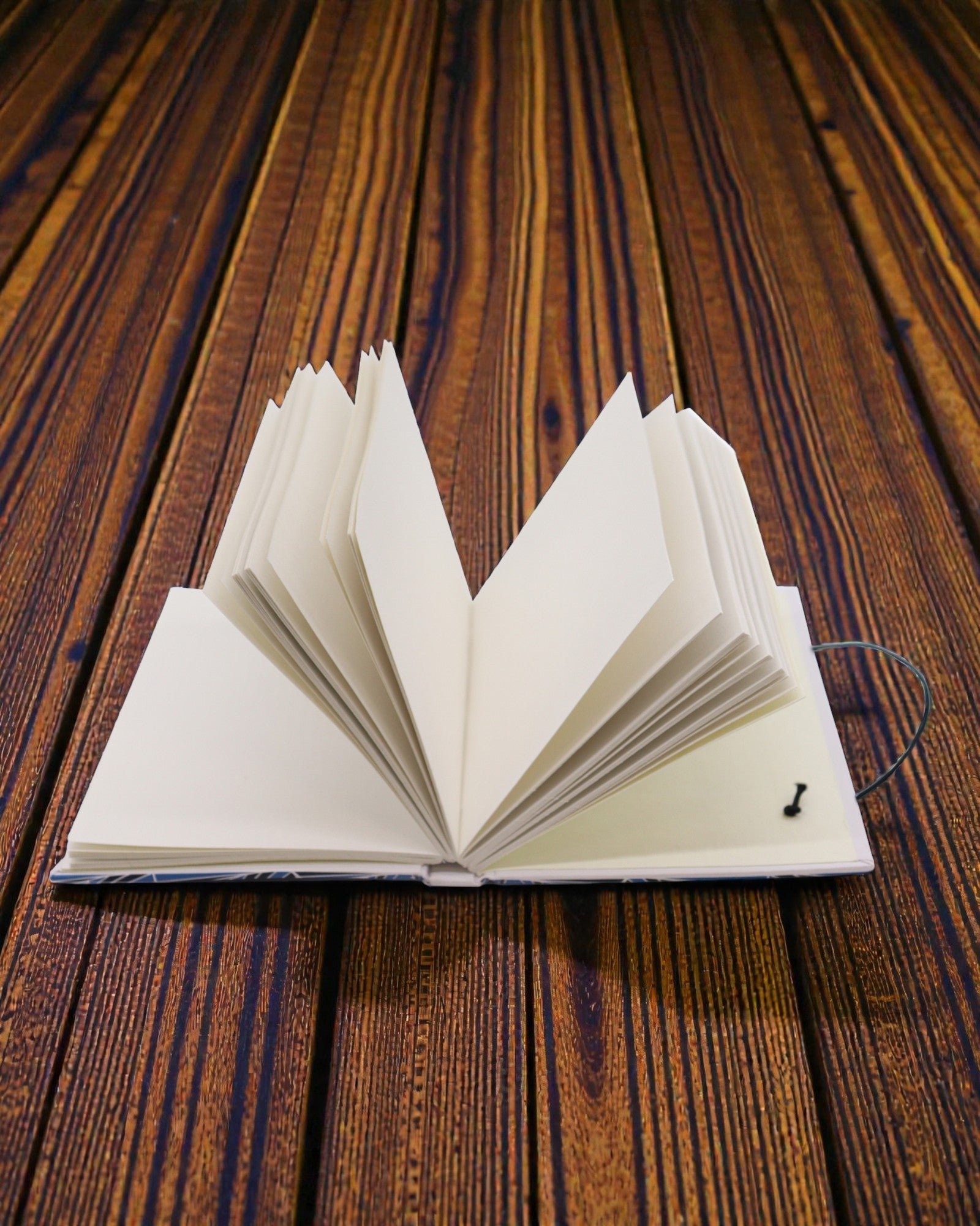 Waves Together – mały notatnik z paskiem i guzikiem kokosowym 18 × 12,5 cm, 200 stron