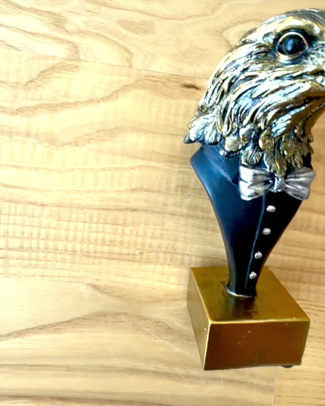 Figurka Hlavy Orla Büffel Warden – v Elegantním Fraku s Možností Gravírování jako dárek