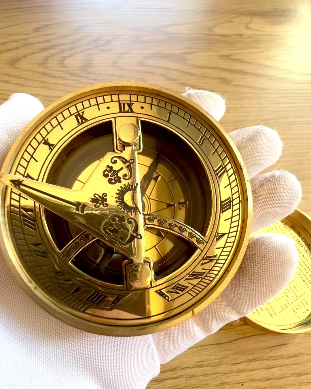 Kompas Słoneczny Voyager 7cm – mosiężny zegar słoneczny z kompasem, personalizacja grawerem na prezent