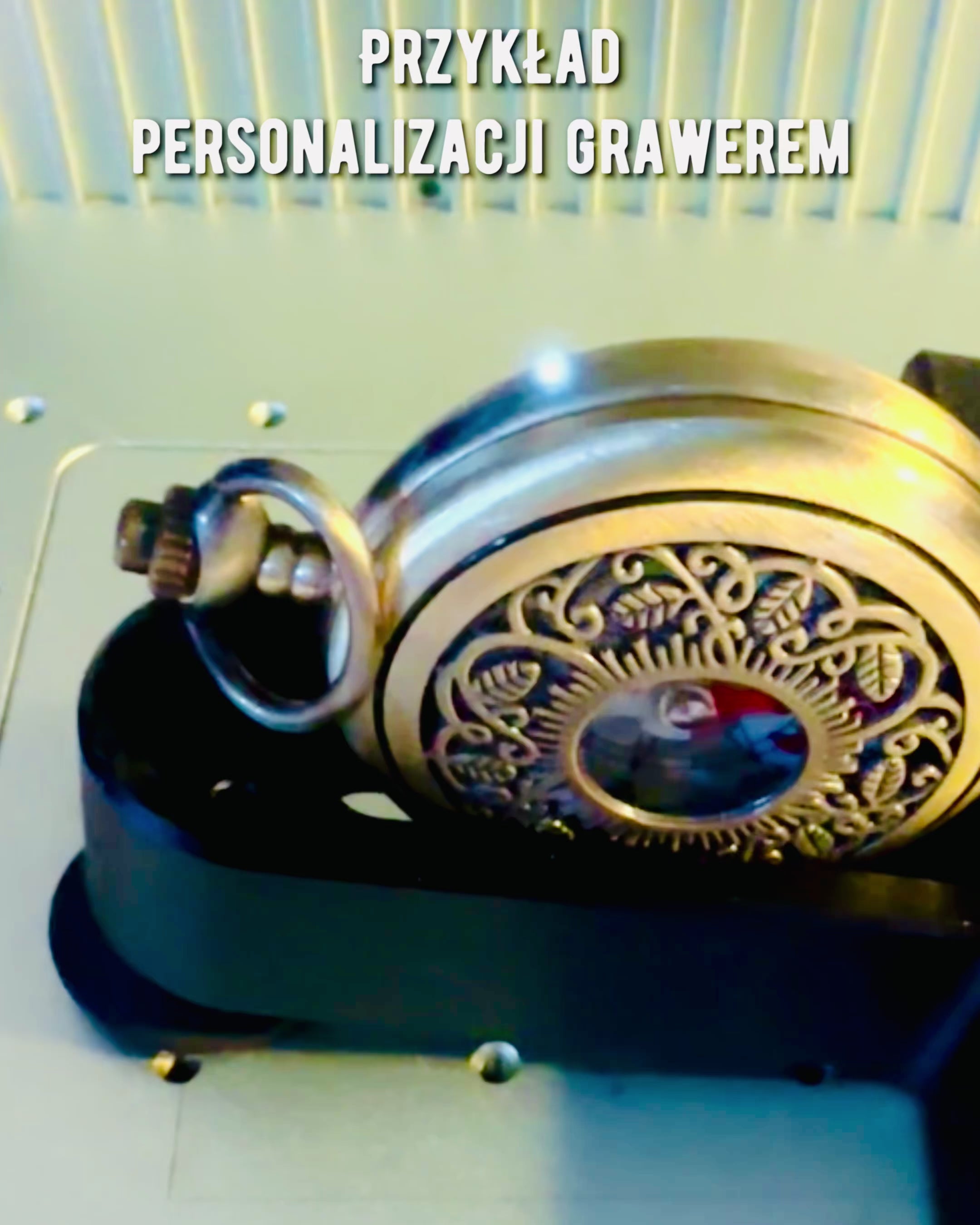 Navigační kompas ve vintage stylu s prolamovaným vzorem – hnědo-zlatá barva