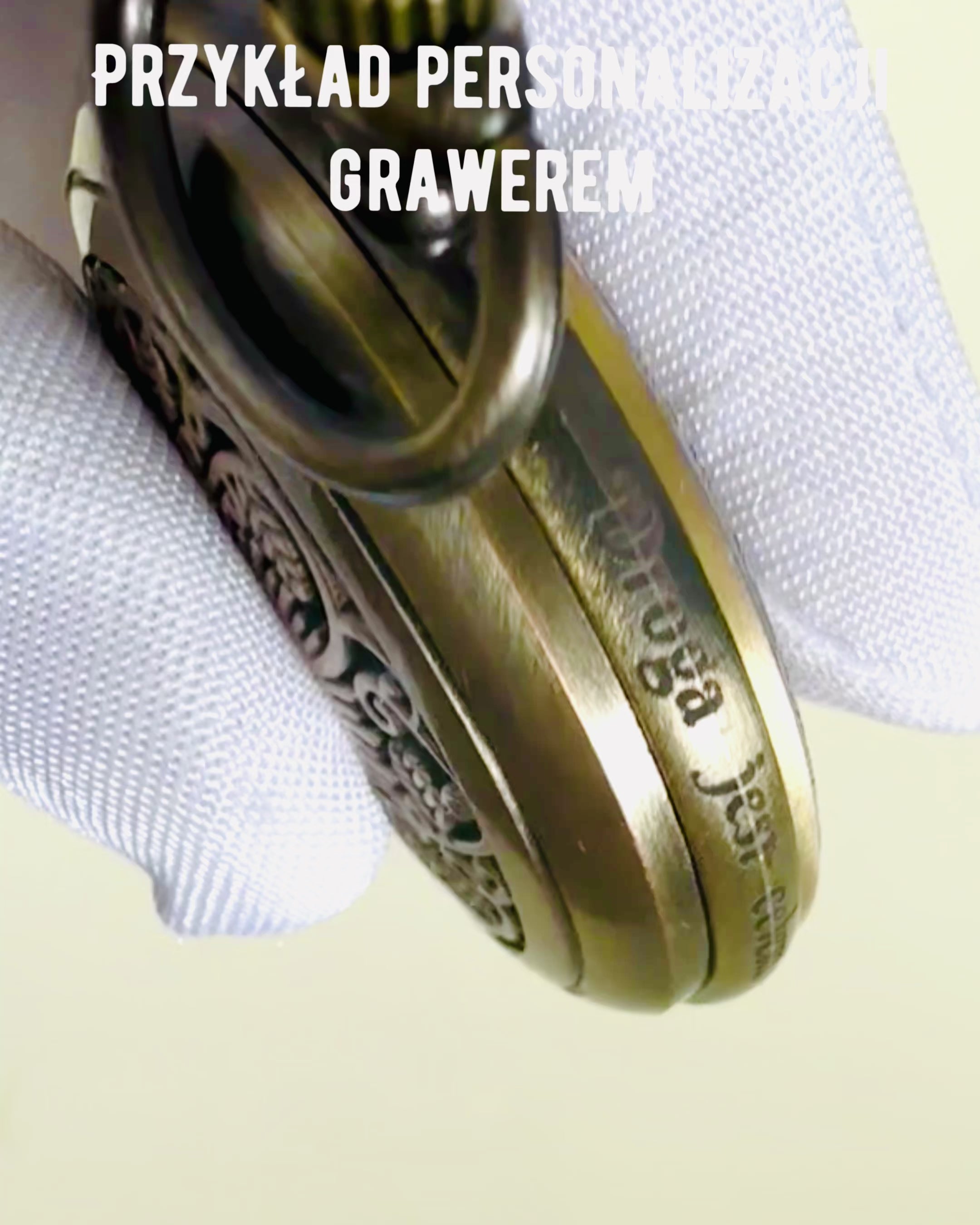 Navigační kompas ve vintage stylu s prolamovaným vzorem – hnědo-zlatá barva