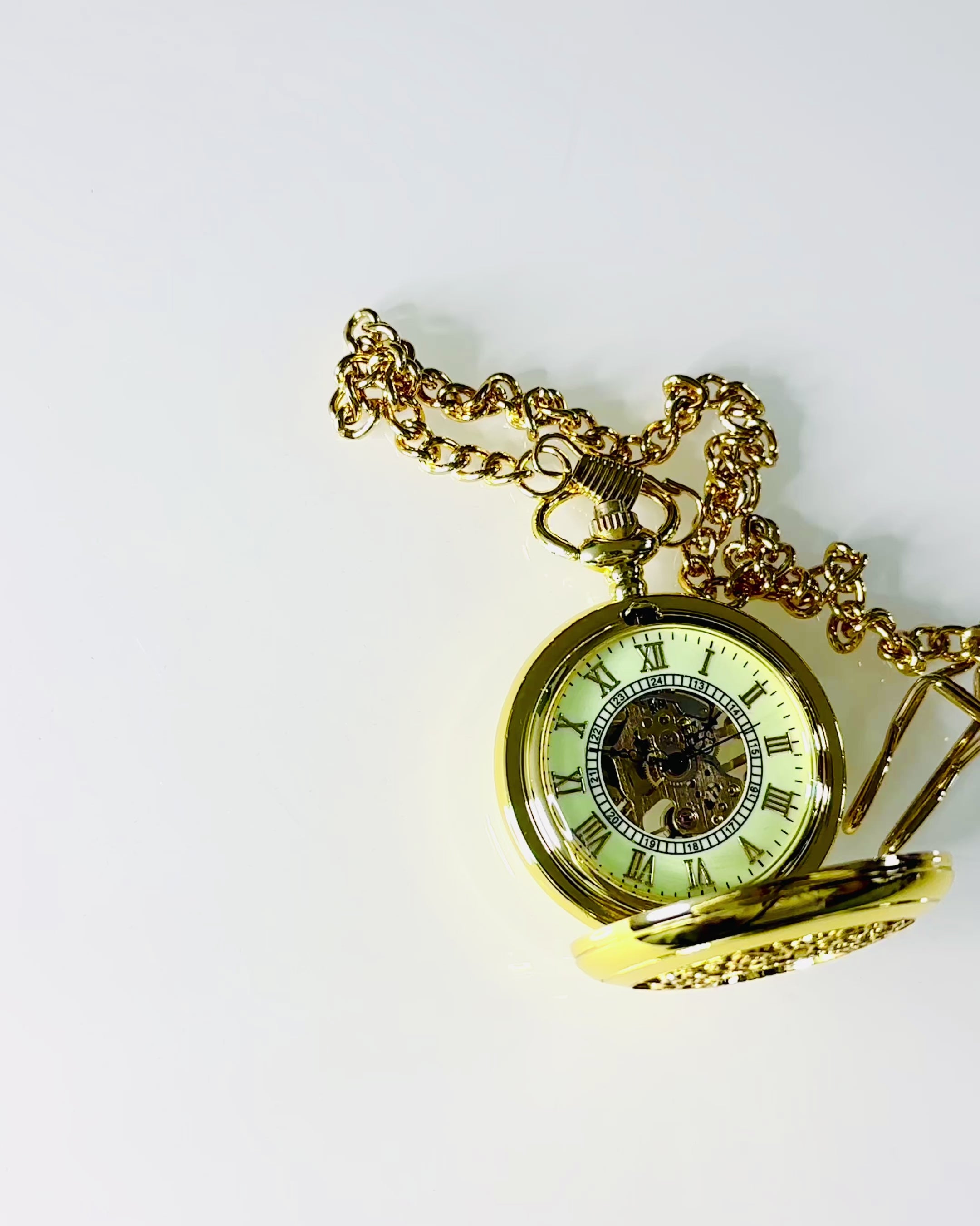 Retro vyřezávané kapesní hodinky s ručně natahovaným mechanismem, zlatá barva s římskou stupnicí a svítícím ciferníkem, vintage styl