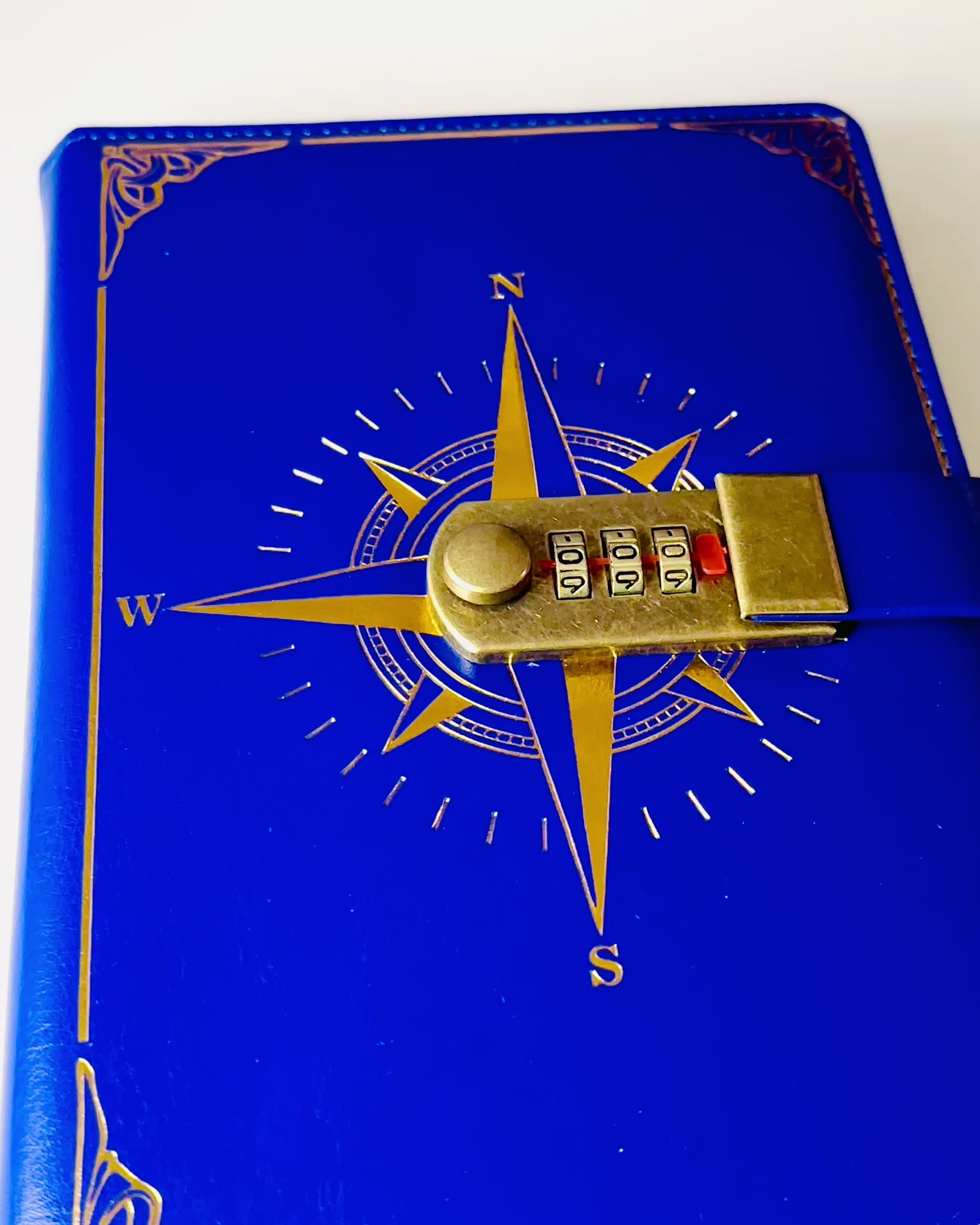Prémiový zápisník s číselným zámkem A5 - Vintage styl s kompasem, japonský design, papírenské zboží pro studenty a podnikání. Personalizace gravírováním