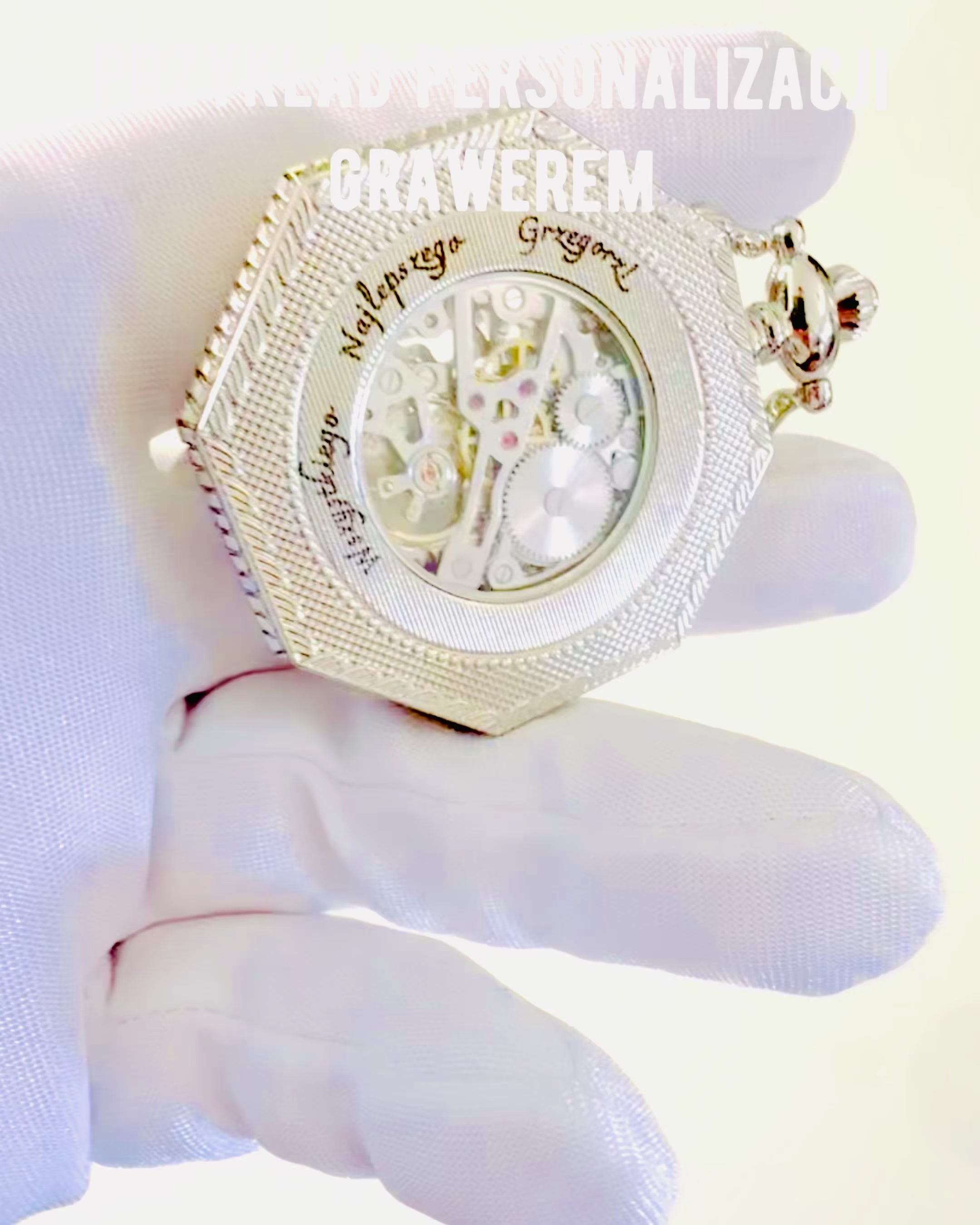 Klasické stříbrné osmihranné mechanické kapesní hodinky s prolamovaným ciferníkem ve stylu steampunk