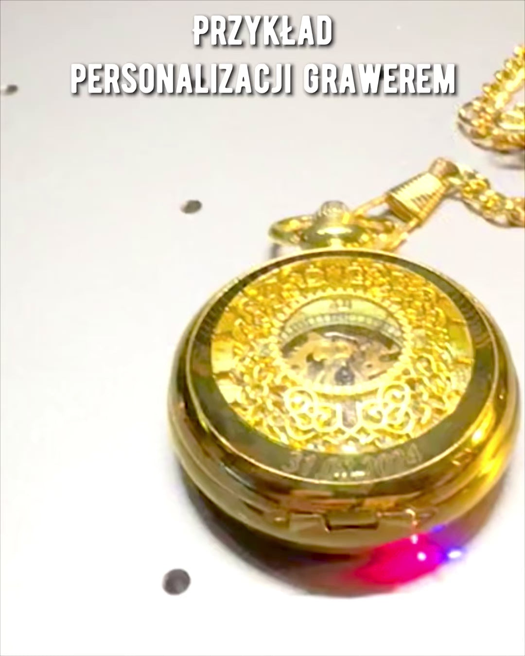 Retro vyřezávané kapesní hodinky s ručně natahovaným mechanismem, zlatá barva s římskou stupnicí a svítícím ciferníkem, vintage styl